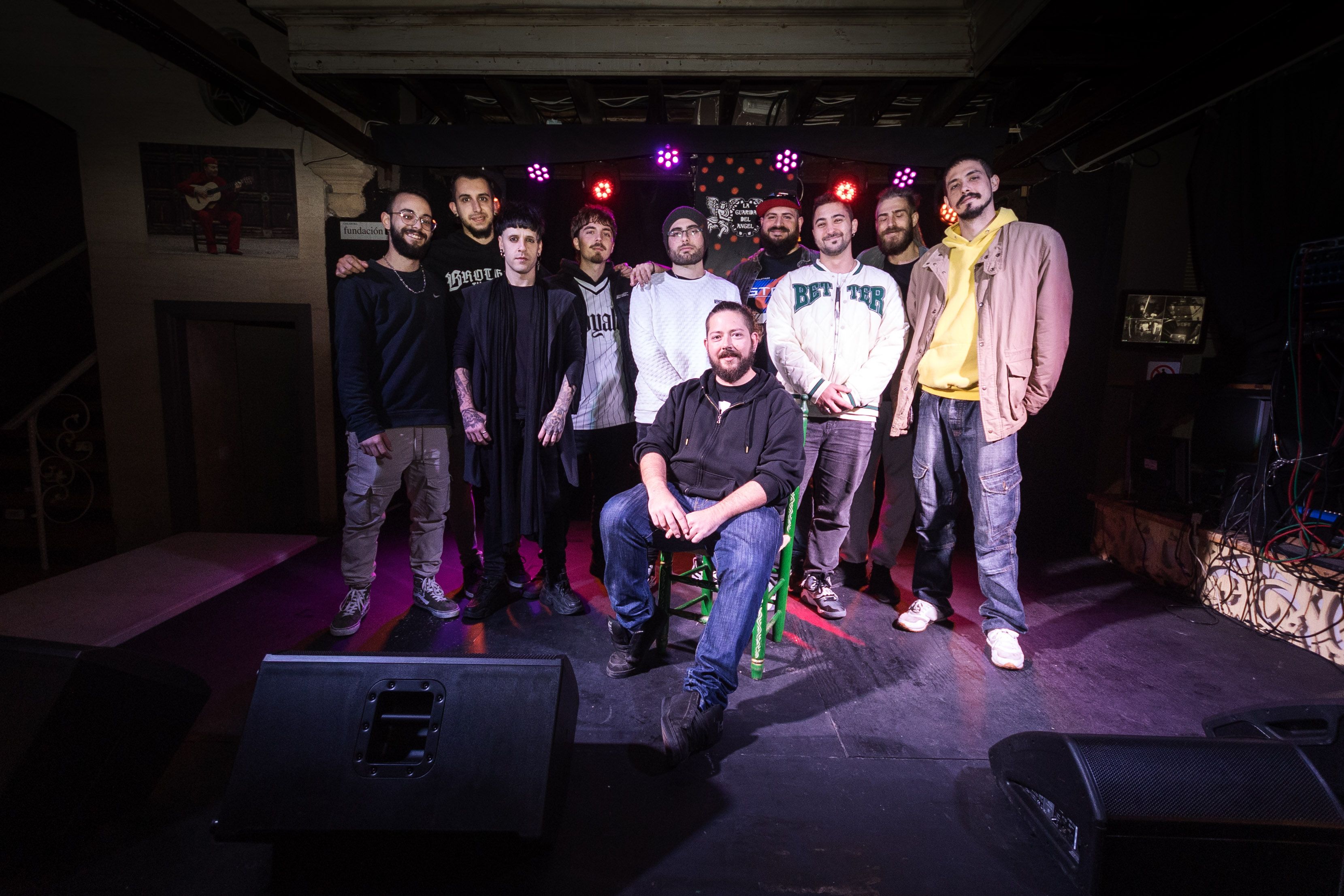 Jorge Curtido, creador de la agencia Carretera y Manta, junto a las bandas Ankalawela y Kardinal Punch en Jerez. Jorge Curtido, creador de la agencia Carretera y Manta, junto a las bandas Ankalawela y Kardinal Punch en Jerez.