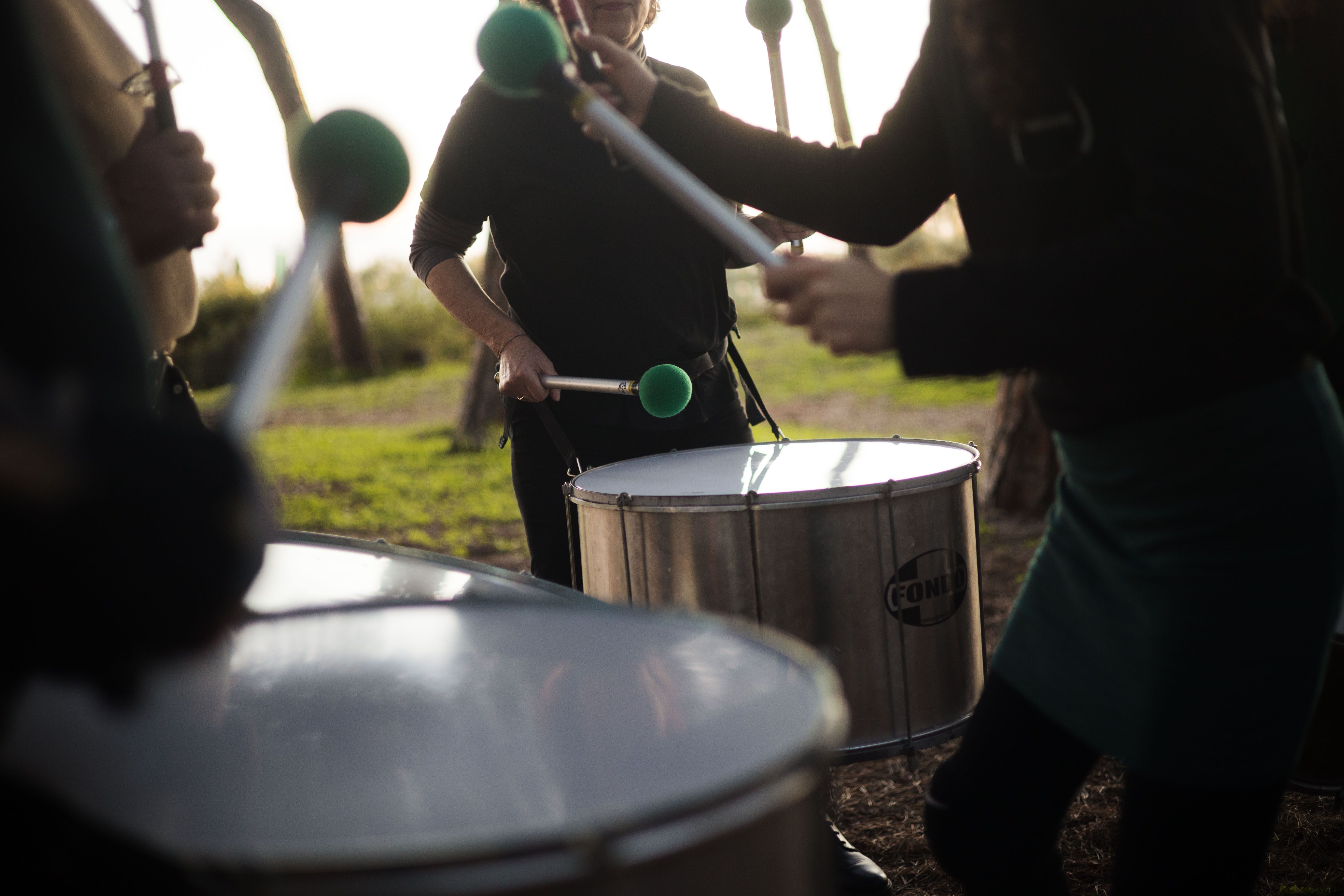 Varias personas participan en una batucada. 