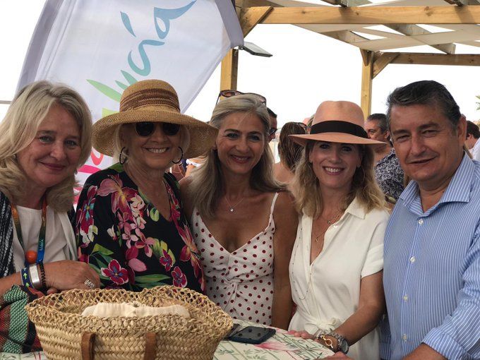 De izda. a dcha., Mercedes Colombo, Teófila Martínez, Patricia del Pozo, Ana Mestre y Antonio Sanz, en las carreras de caballos de Sanlúcar, hace unos días. FOTO: PP