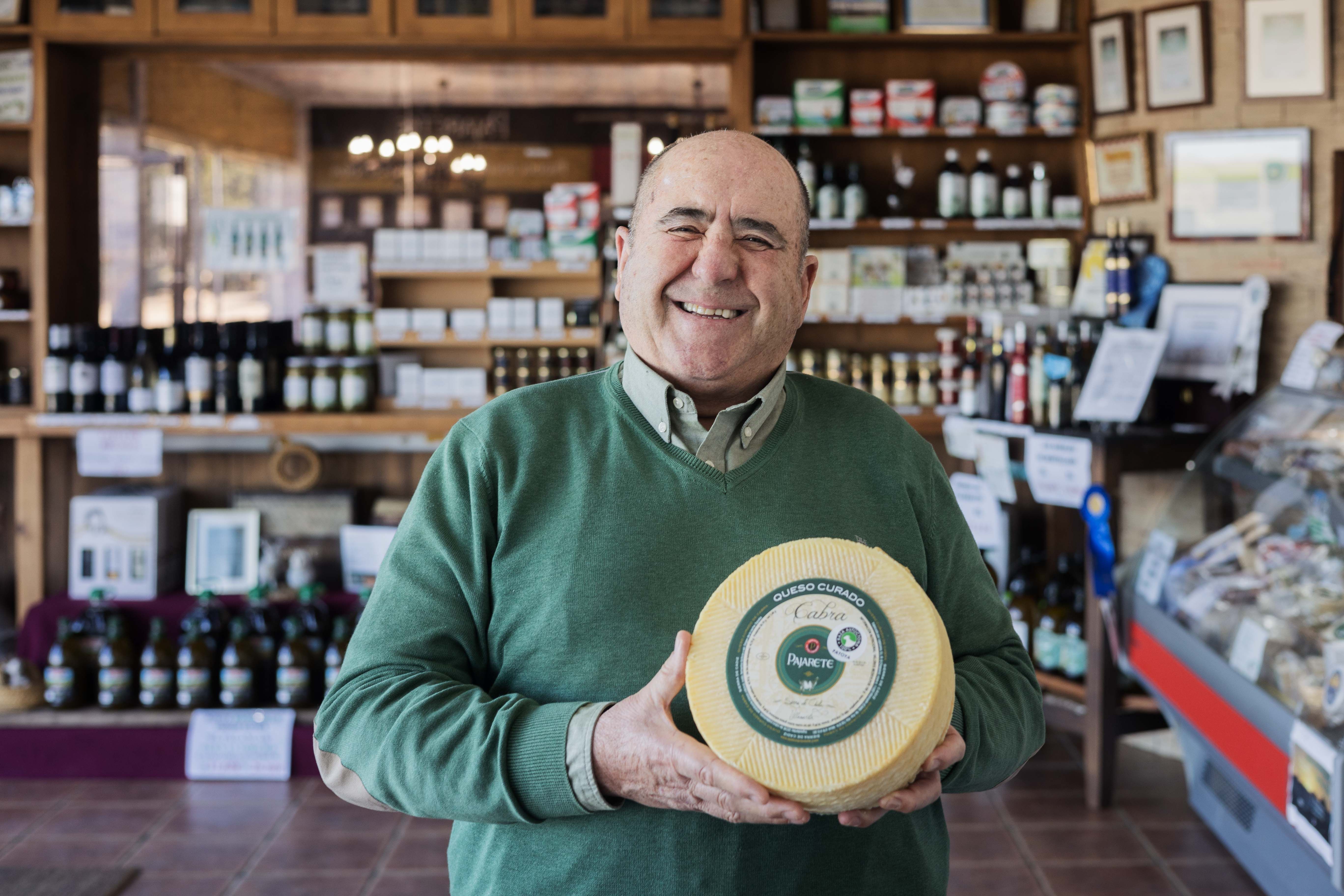 Andrés Holgado posa con uno de los productos de Quesos Pajarete en Villamartín.