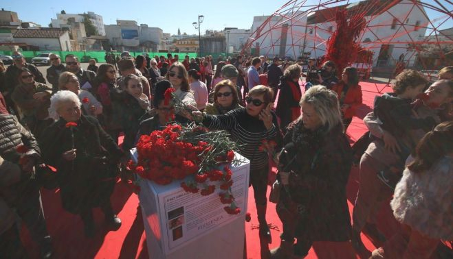 Jerezanas colocando claveles en la plaza Belén.