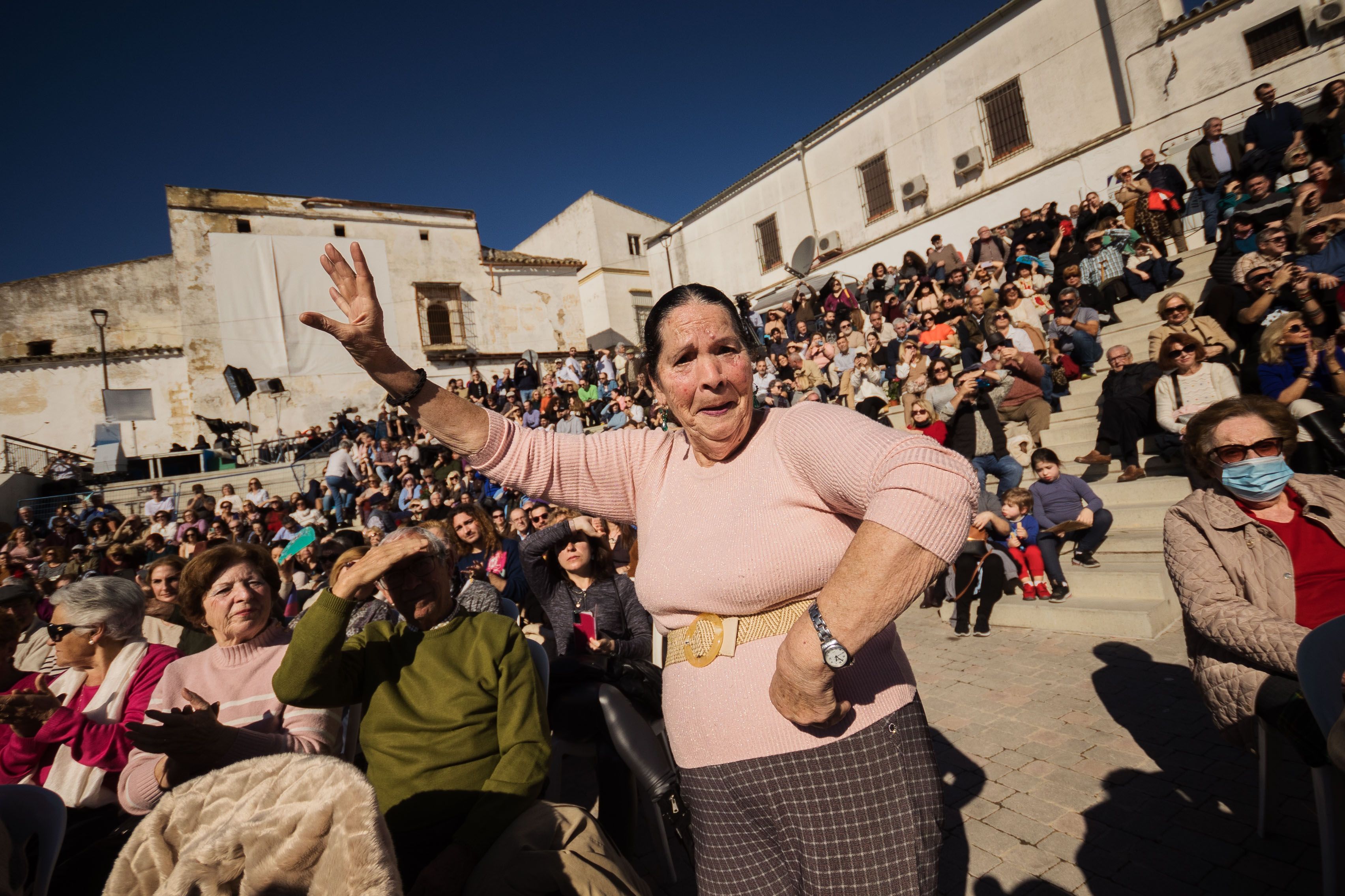 Lola Flores, más viva que nunca en Jerez entre su gente que no dudó en echar una ‘pataita’.     MANU GARCÍA 