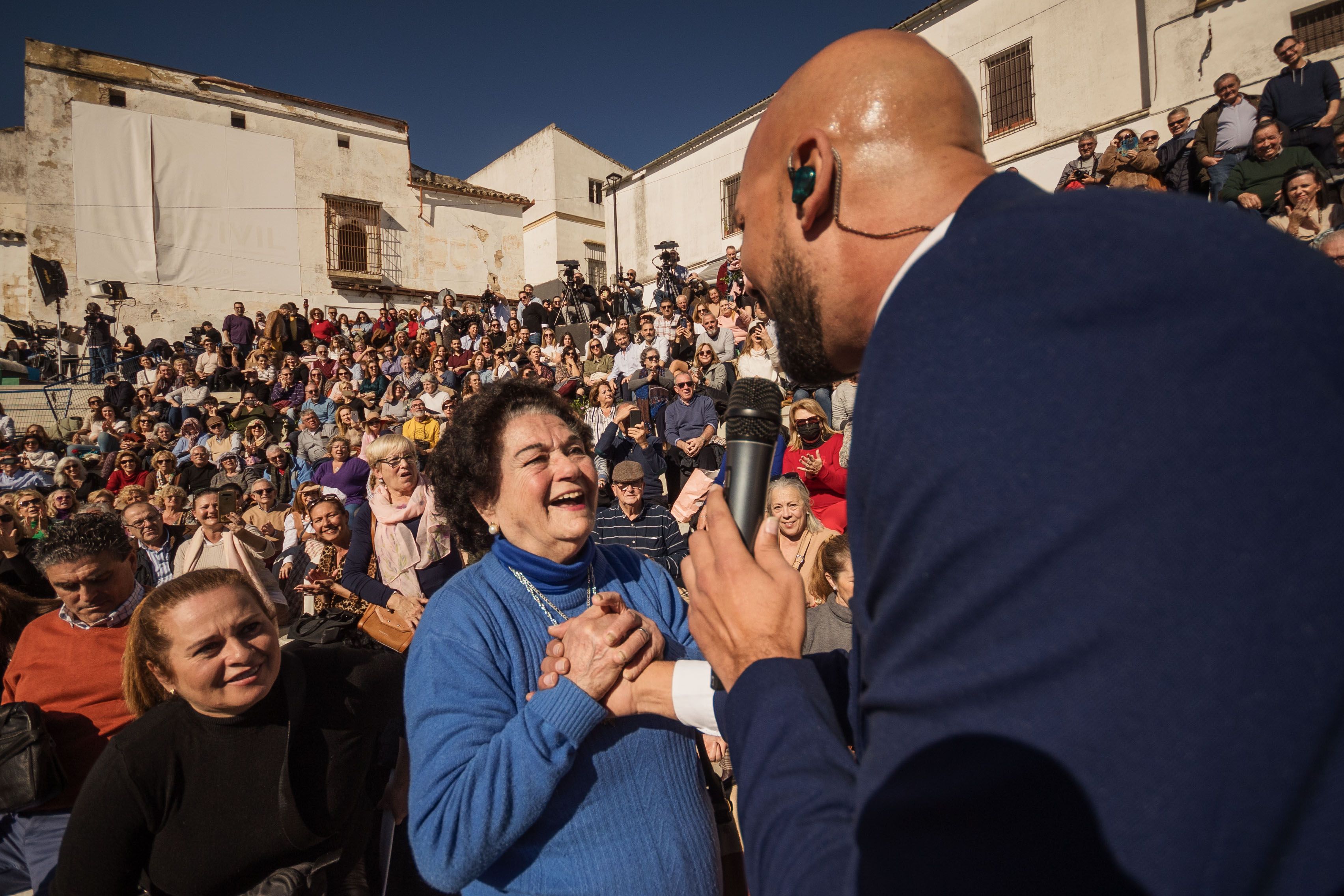 Fernando Soto ante el público con su cante.     MANU GARCÍA 