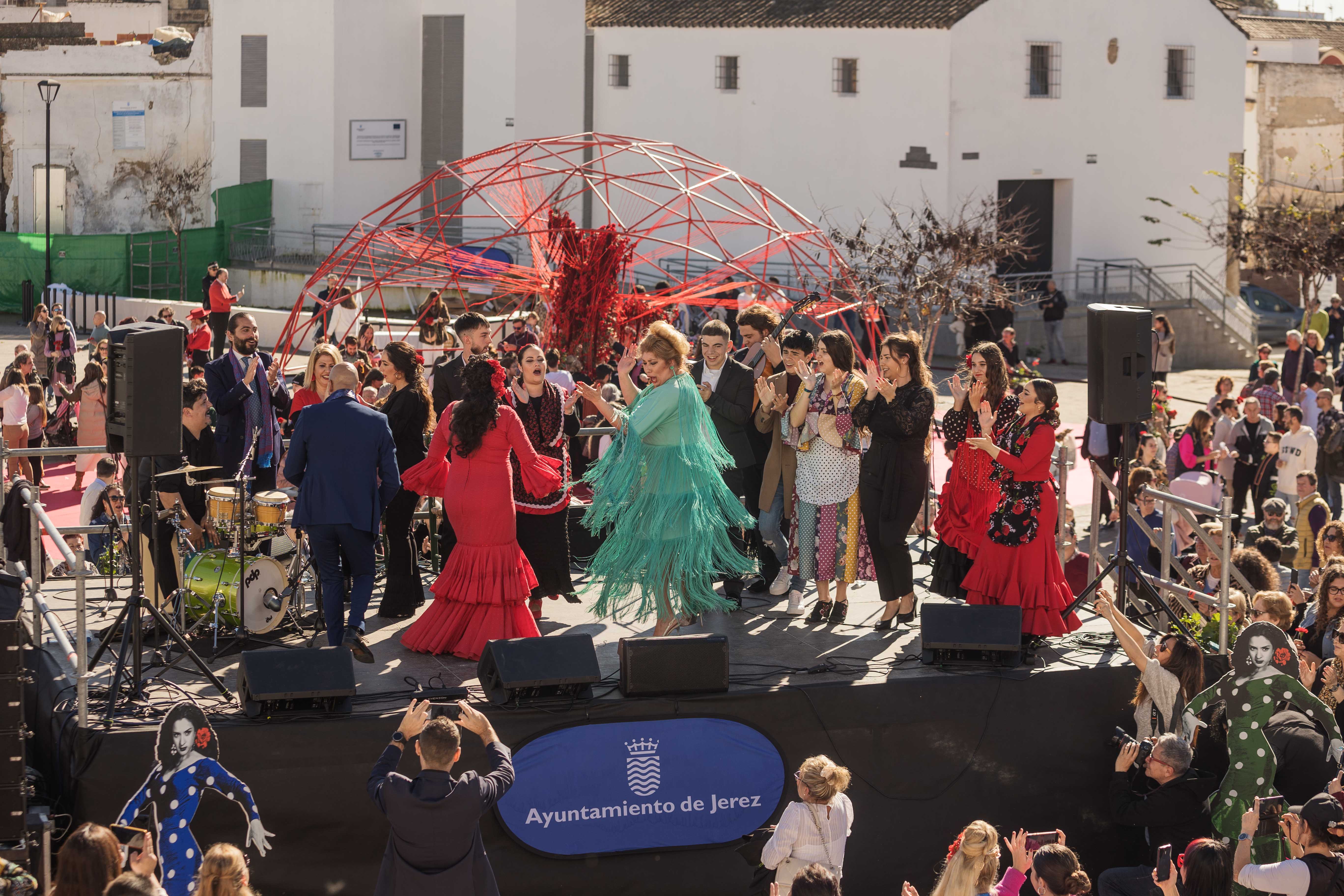 Fin de fiesta con Mara Rey y Macarena de Jerez en la escena.      MANU GARCÍA 