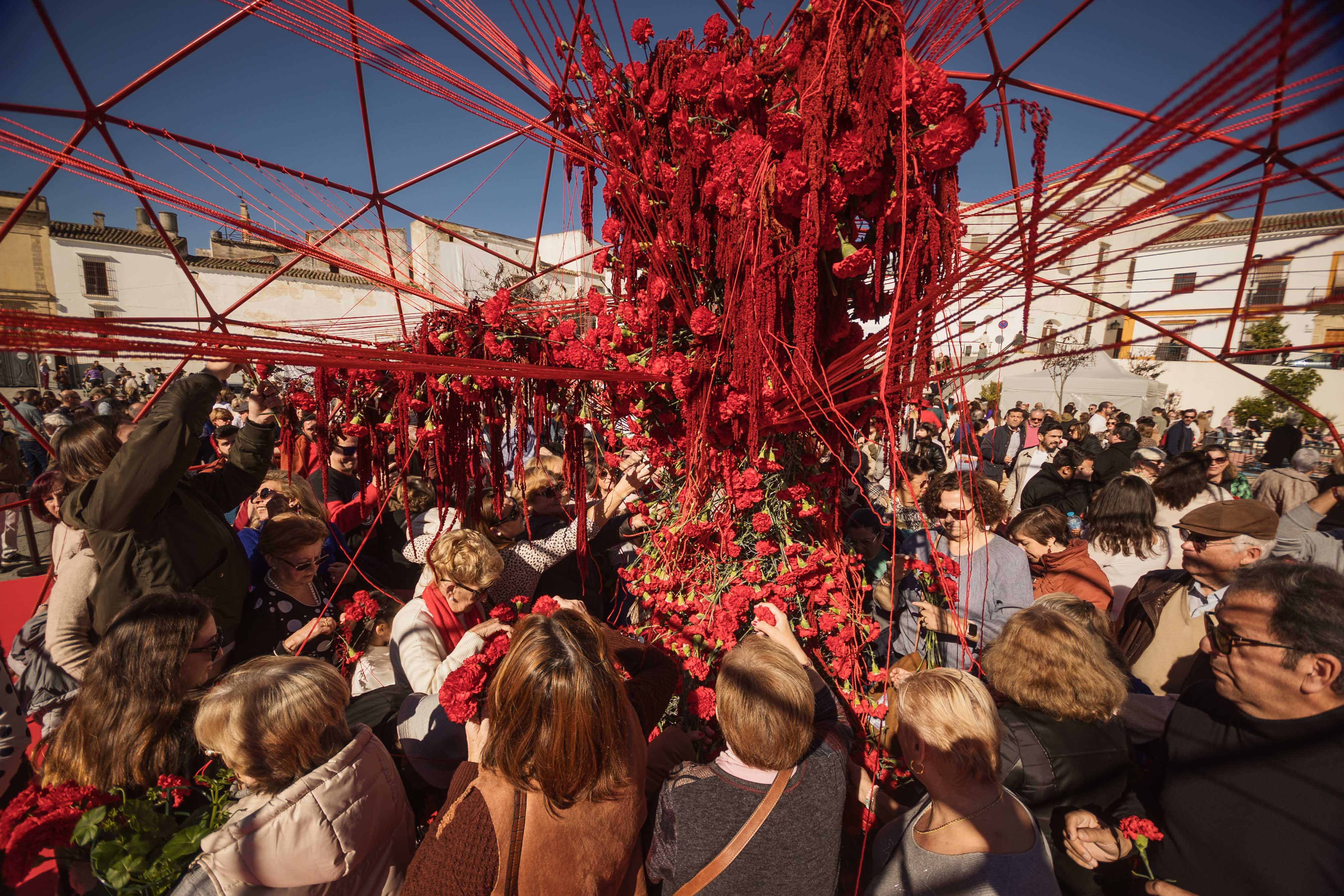 Muchedumbre en torno al monumento floral creado por Javier Varela.      MANU GARCÍA 