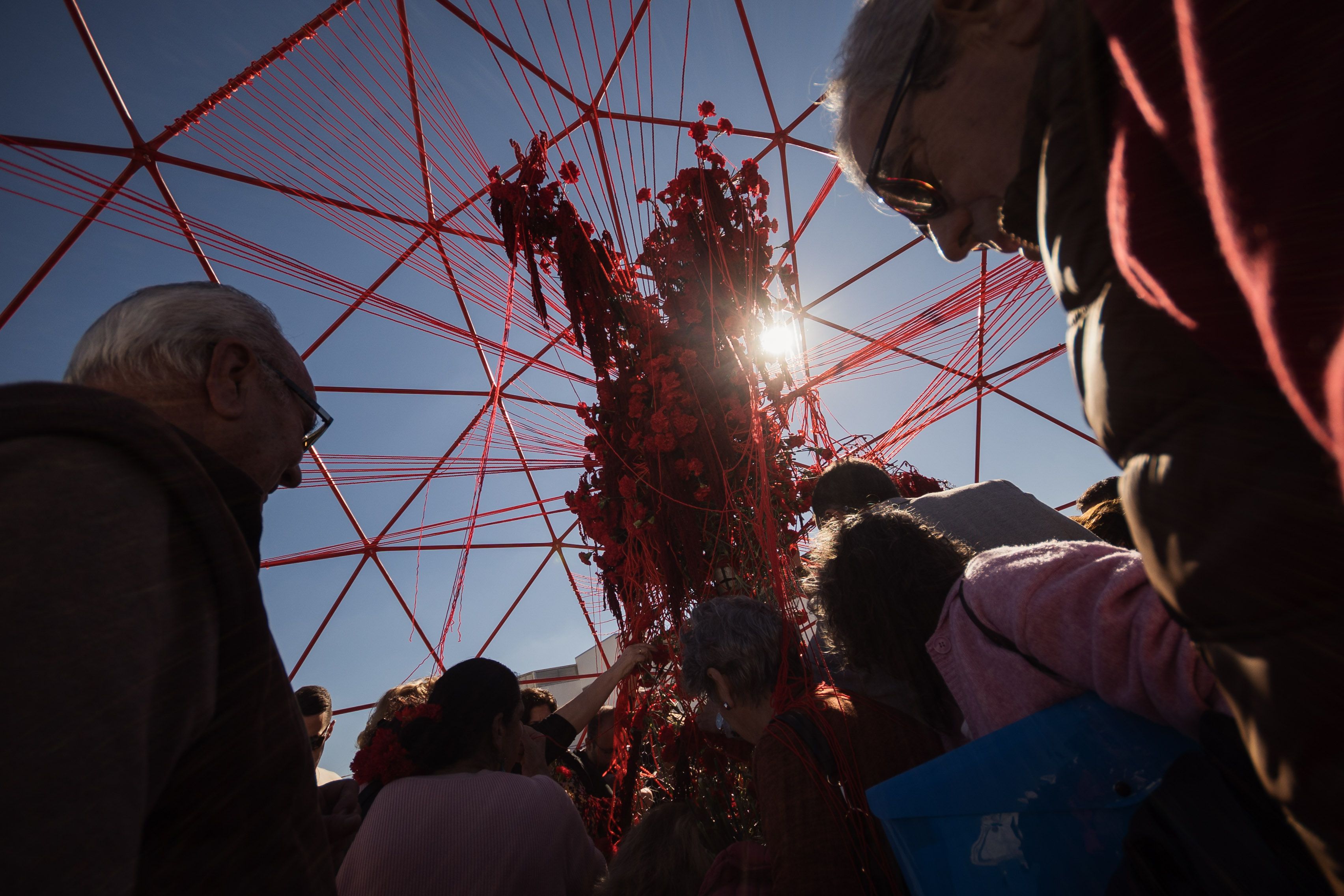 Mas viva que nunca renacido con claveles en el monumento floral que la evocaba.    MSNU GARCÍA 