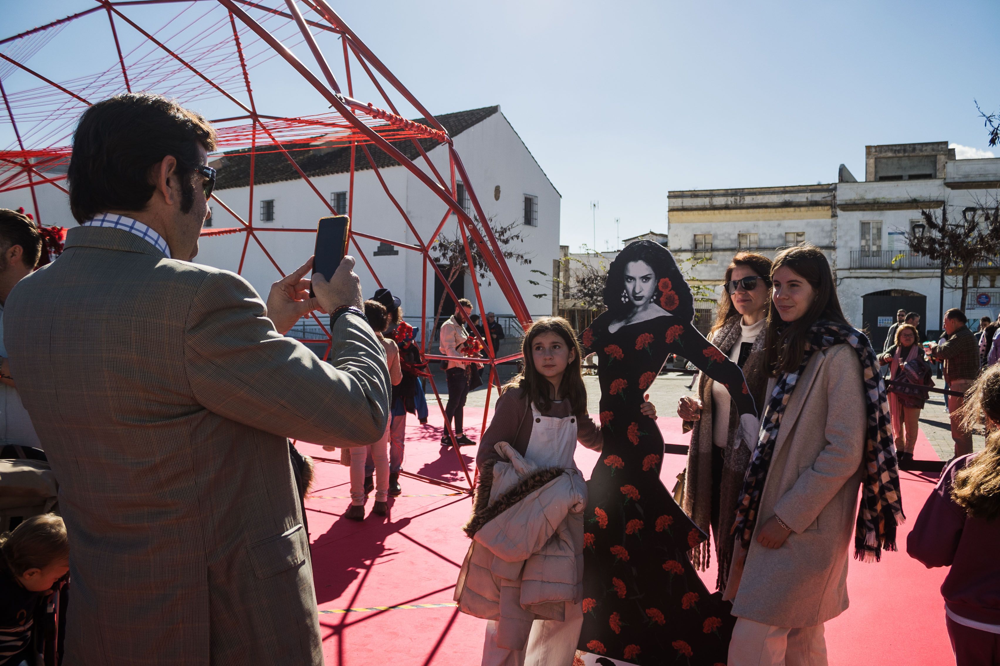 Selfies, fotos, claveles y gitaniIllas como recuerdo de una mañana para la historia.      MANU GARCÍA 