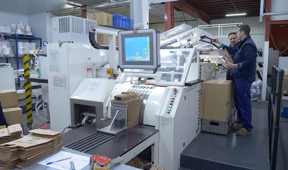 Trabajadores en el interior de la fábrica de bolsas granadina Juncaril.