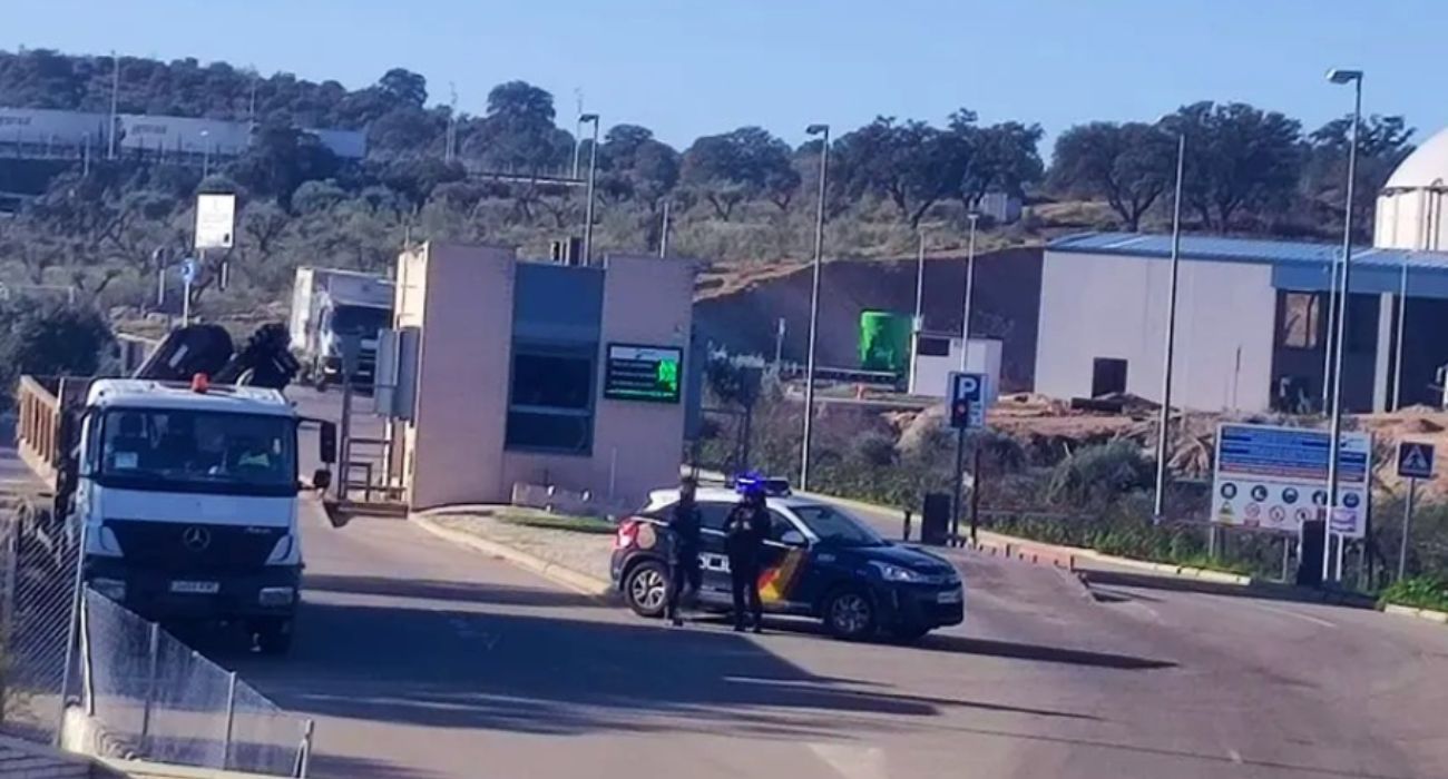La Policía Nacional, a las puertas del vertedero donde se han encontrado los restos de Ángel. La Policía Nacional, a las puertas del vertedero donde se han encontrado los restos de Ángel.