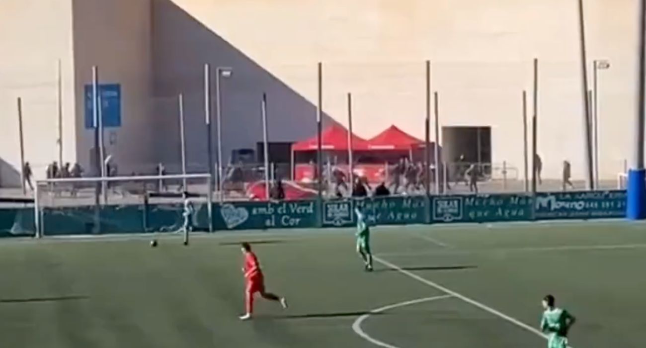 Radicales enfrentándose al fondo de la imagen. 