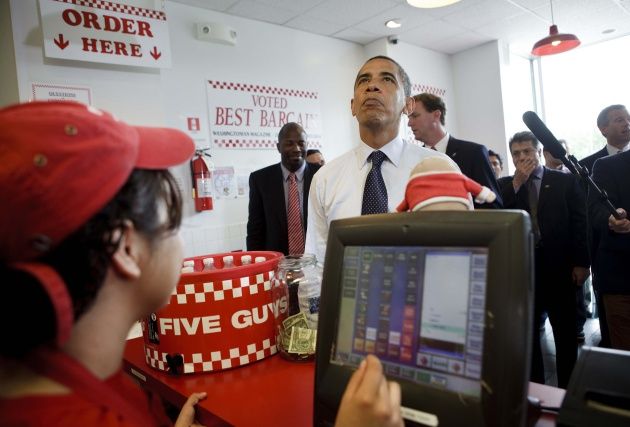 El ex presidente de Estados Unidos Barack Obama haciendo un pedido en Five Guys. FOTO: Five Guys