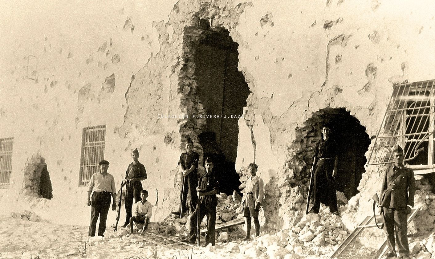 Miembros de Falange escoltando la fachada del CNA tras el bombardeo, cedida A. Morillo.