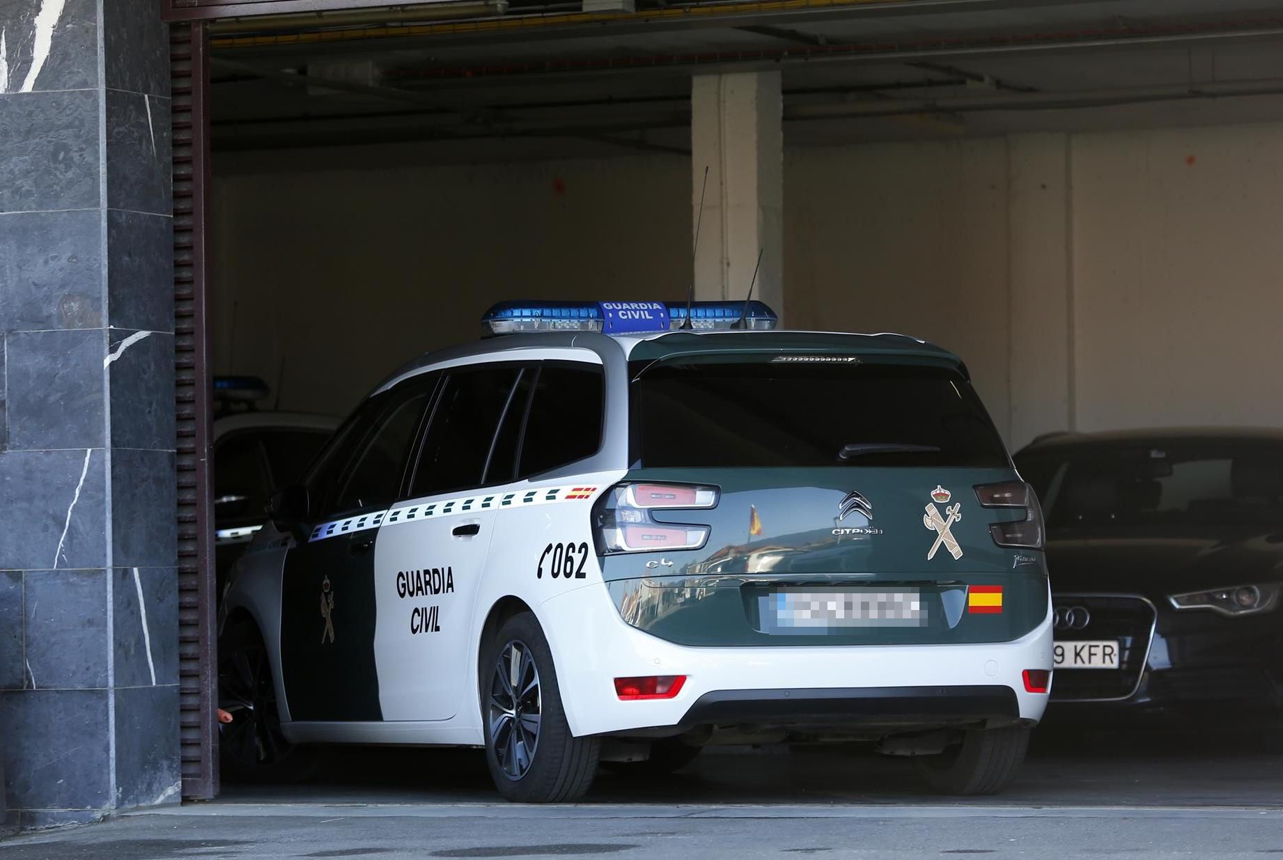 Un coche de la Guardia Civil, que ha detenido a un hombre por acceder a una vivienda en Torreguadiaro, en una imagen de archivo. Un coche de la Guardia Civil, que ha detenido a un hombre por acceder a una vivienda en Torreguadiaro, en una imagen de archivo.