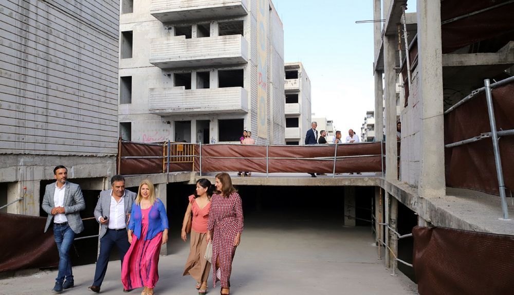 alcaldesa 100 viviendas Licencia para 100 nuevas viviendas en Puerta del Sur en Jerez: "Tenemos muchísima demanda". La alcaldesa y Díaz, junto a los promotores, el pasado verano. sur 01 4 1000x574