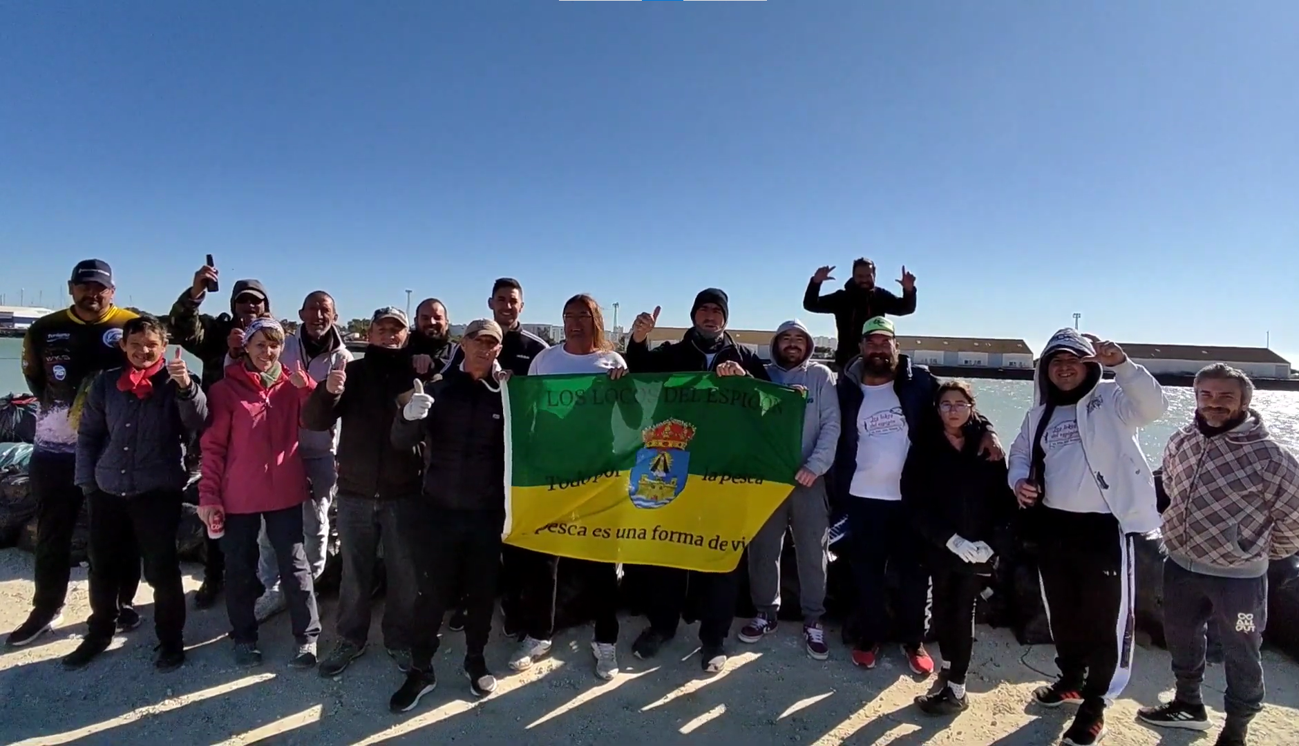 Recogida de basura organizada por el grupo Los Lokos del Espigón en La Puntilla, en El Puerto.