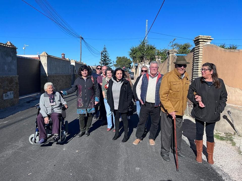 Vecinos del Callejón Negro en Sanlúcar tras el esperado reasfaltado de sus calles.