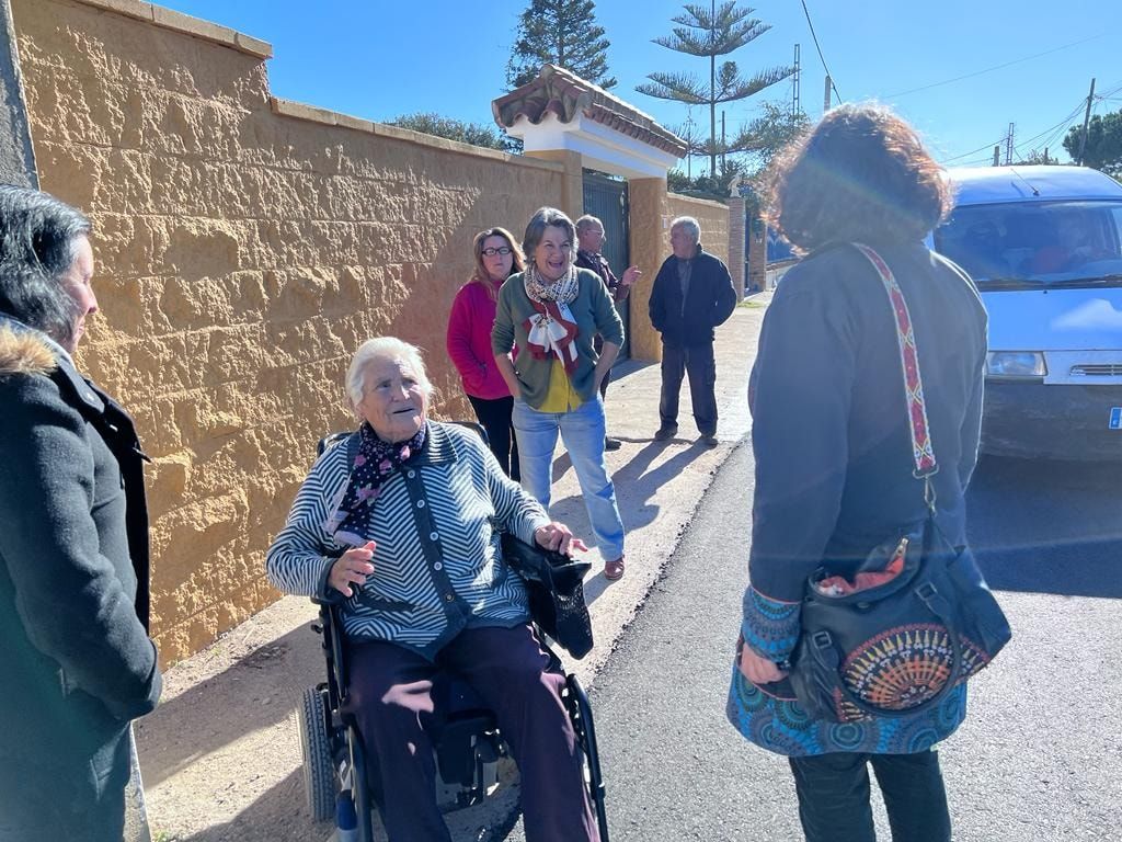 Personas mayores transitan por el Callejón Negro.