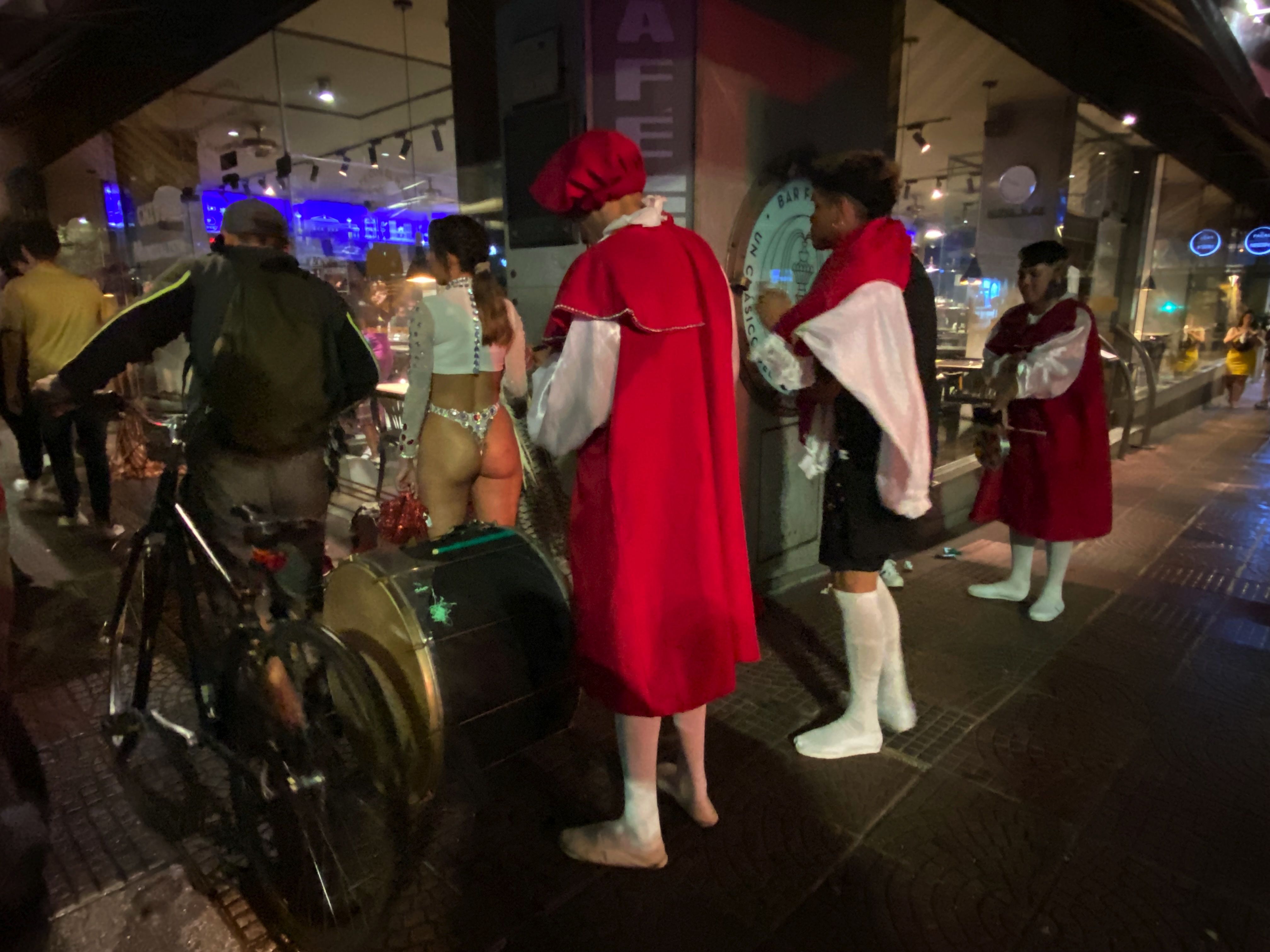 Desfile de escuelas de samba en Montevideo. PabloMtnezCalleja, 2023. Europa y sus luces.