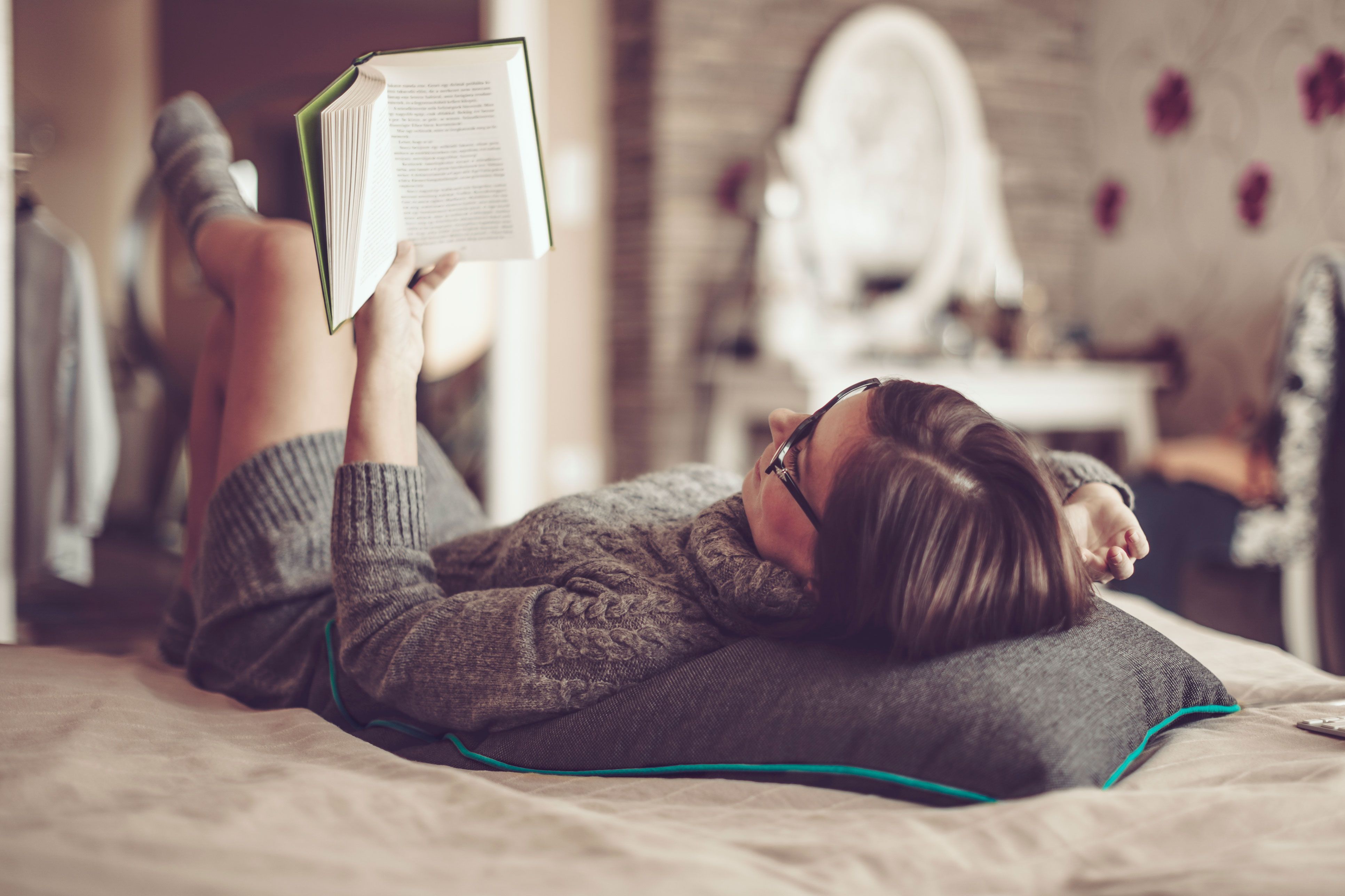 mujer-leyendo-libro-cama