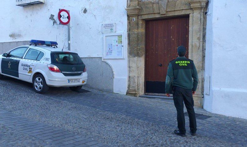 Un agente de Guardia Civil, frente a una parroquia de Arcos.