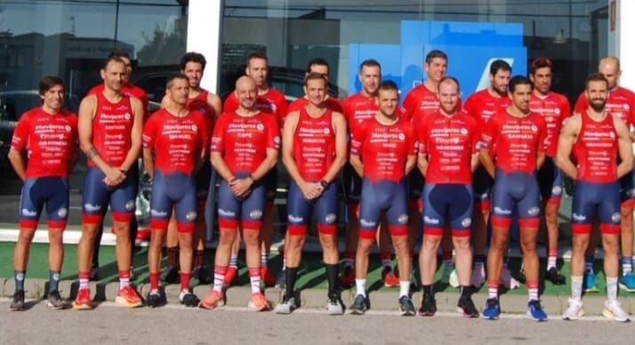 El club Triatlón Trikiman-Movijerez arranca su sexta temporada a escalas internacional, nacional y provincial. En la imagen, los atletas del club posando en su presentación.