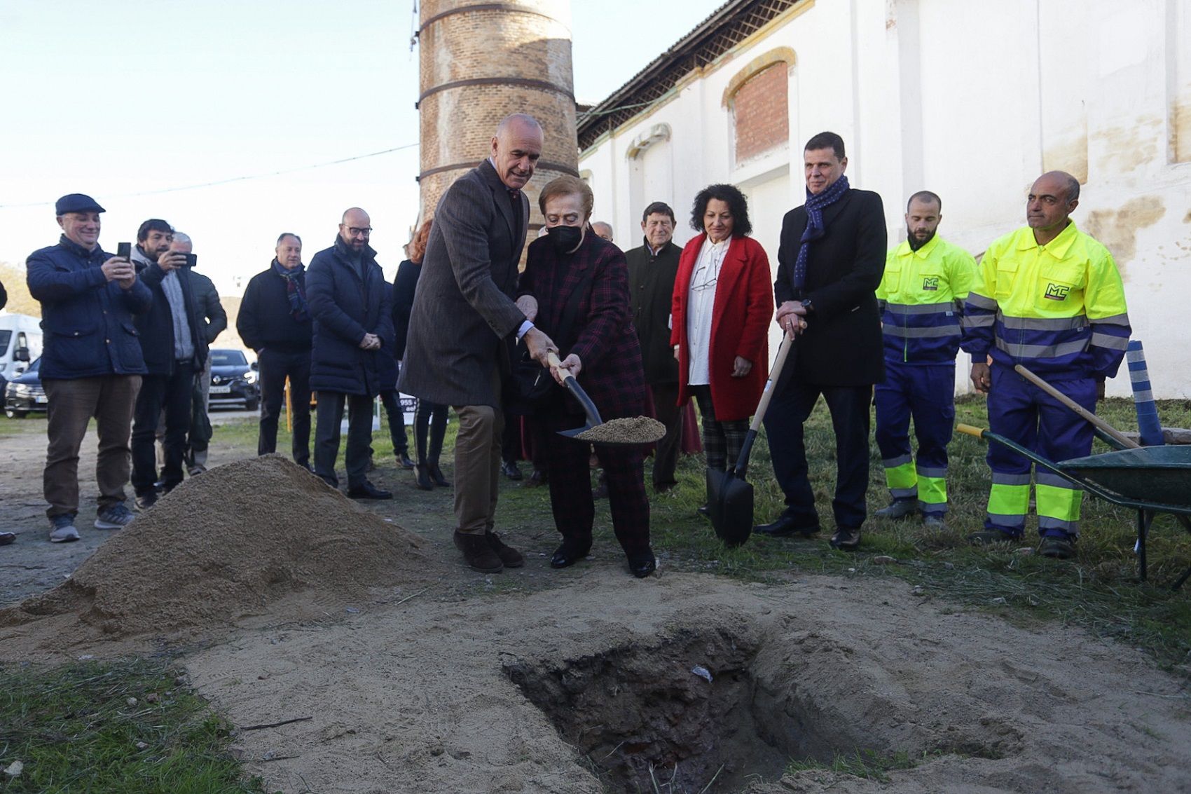 El alcalde de Sevilla poniendo la primera piedra.