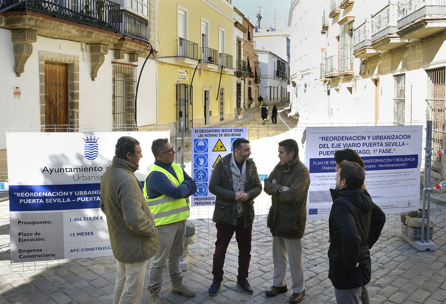 Díaz amenaza: “no vamos a permitir que Pelayo ataque a los jerezanos y a las empresas". En la imagen, el delegado de Urbanismo visitando las obras de San Juan.