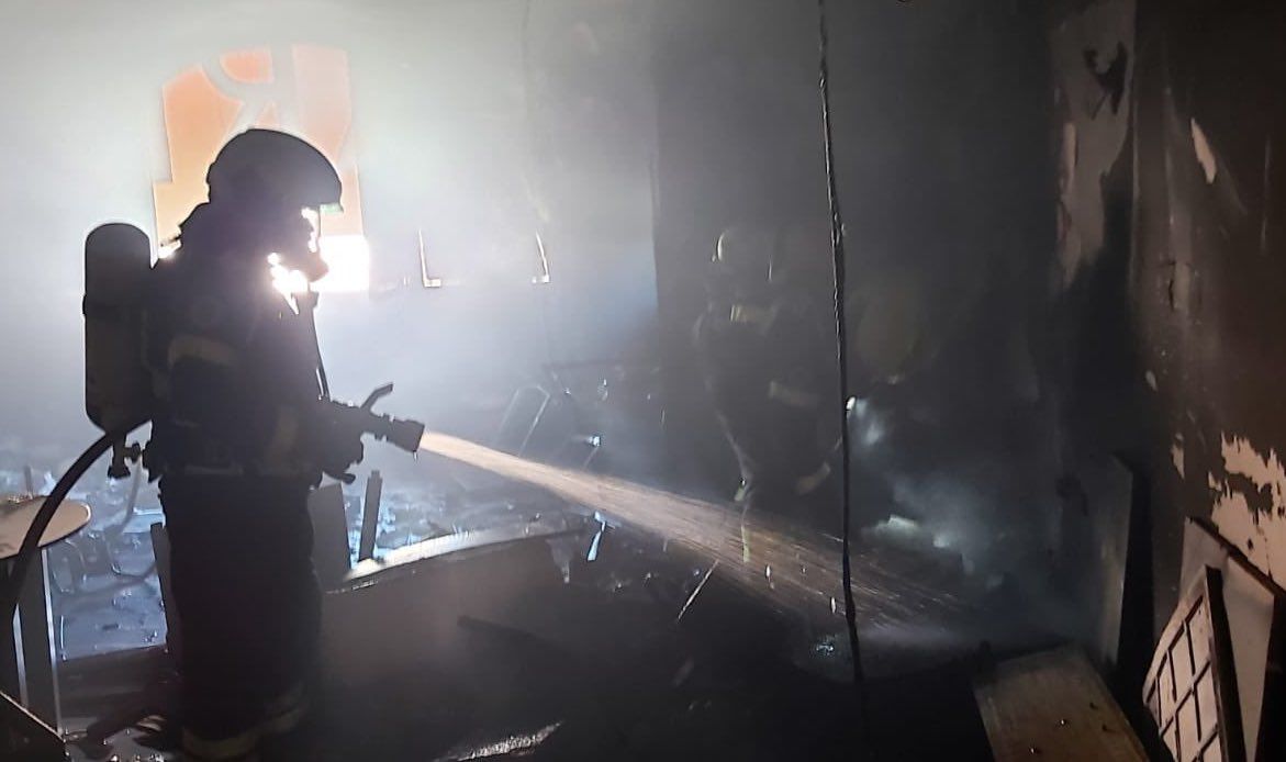 Susto en la avenida de Fuentebravía: arden unas oficinas abandonadas.