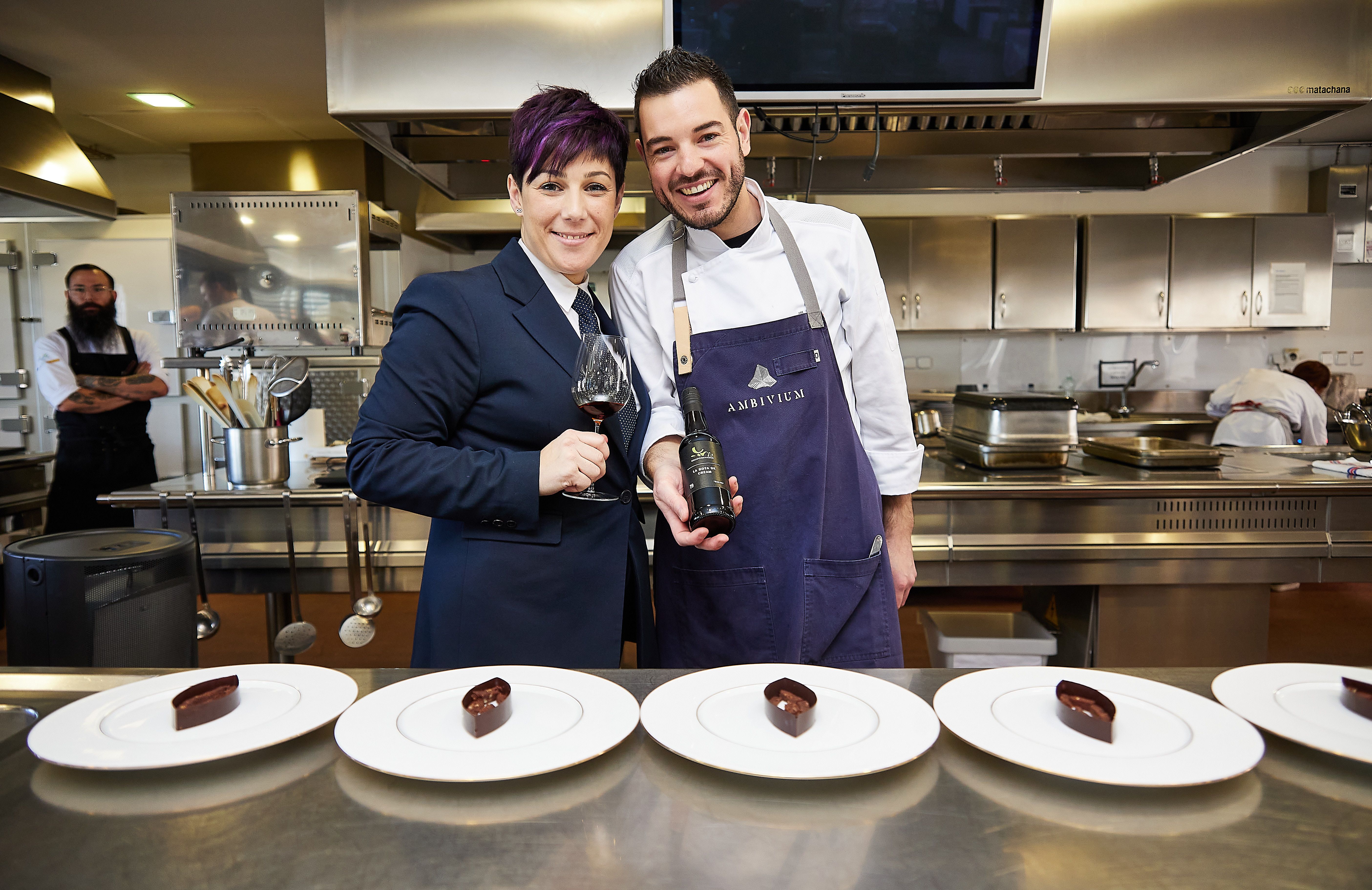 El restaurante Ambivium representará a España en la Final Internacional de Copa Jerez. En la imagen, el chef Cristóbal Muñoz y la sumiller Laura Rodríguez del restaurante tras conocerse la decisión del jurado.