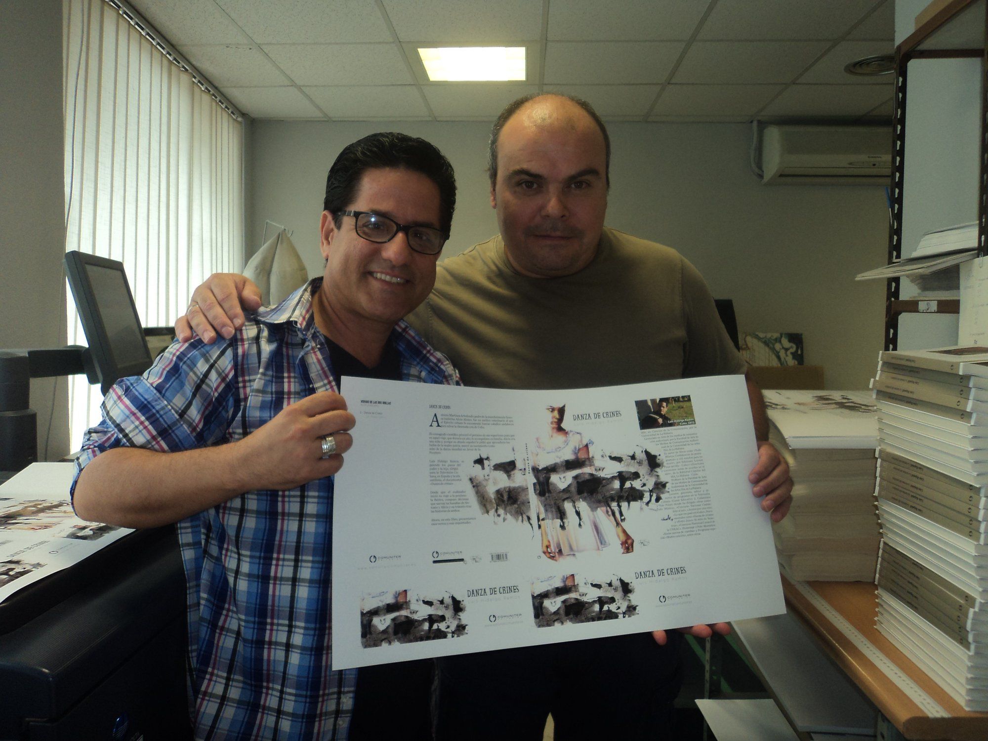 Luis Hidalgo, autor de 'Danza de crines', con el libro recién salido de imprenta.