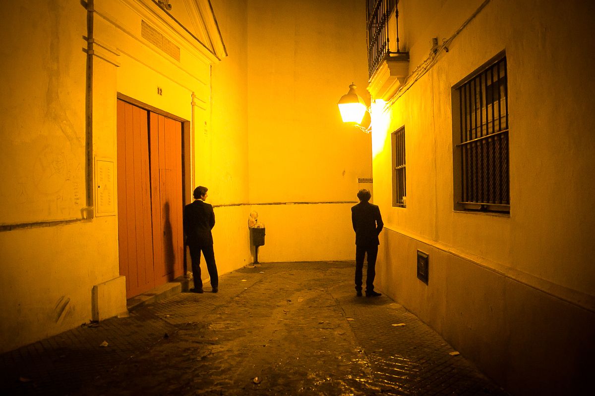 Dos jóvenes orinan en una calle del centro histórico próxima a zonas de bares de copas, en una imagen de archivo. FOTO: JUAN CARLOS TORO