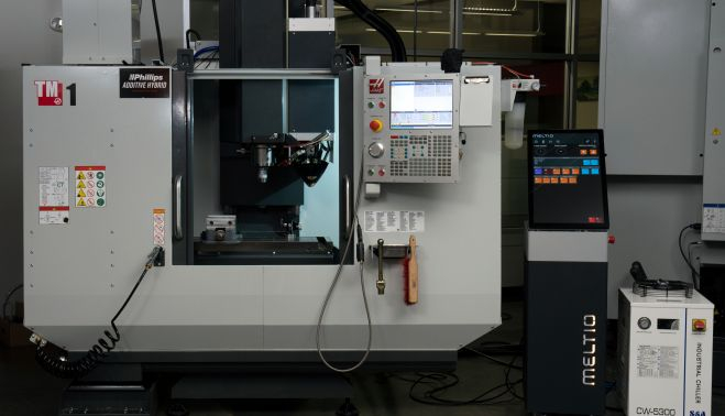 Es una solución de impresión 3D metálica para la fabricación a bordo de piezas de repuesto y reparaciones. 