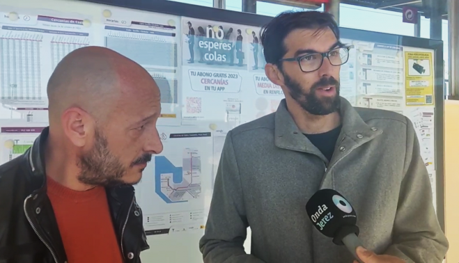 José Luis Bueno y Raúl Ruiz Berdejo, en el apeadero de Renfe del Aeropuerto de Jerez.