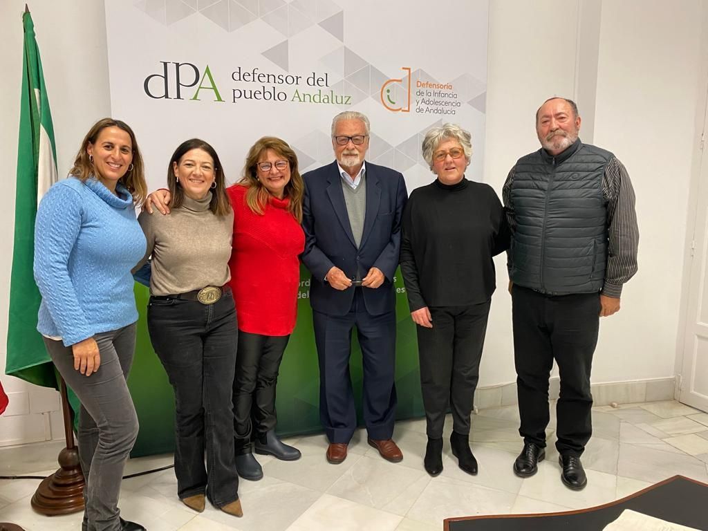 Integrantes de la Coordinadora, con el Defensor del Pueblo Andaluz, Jesús Maeztu, este pasado lunes.