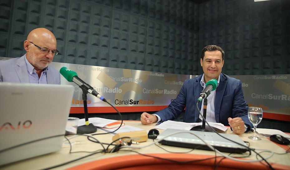 El presidente del Gobierno de Andalucía, junto a Jesús Vigorra, durante una entrevista este lunes en Canal Sur Radio.