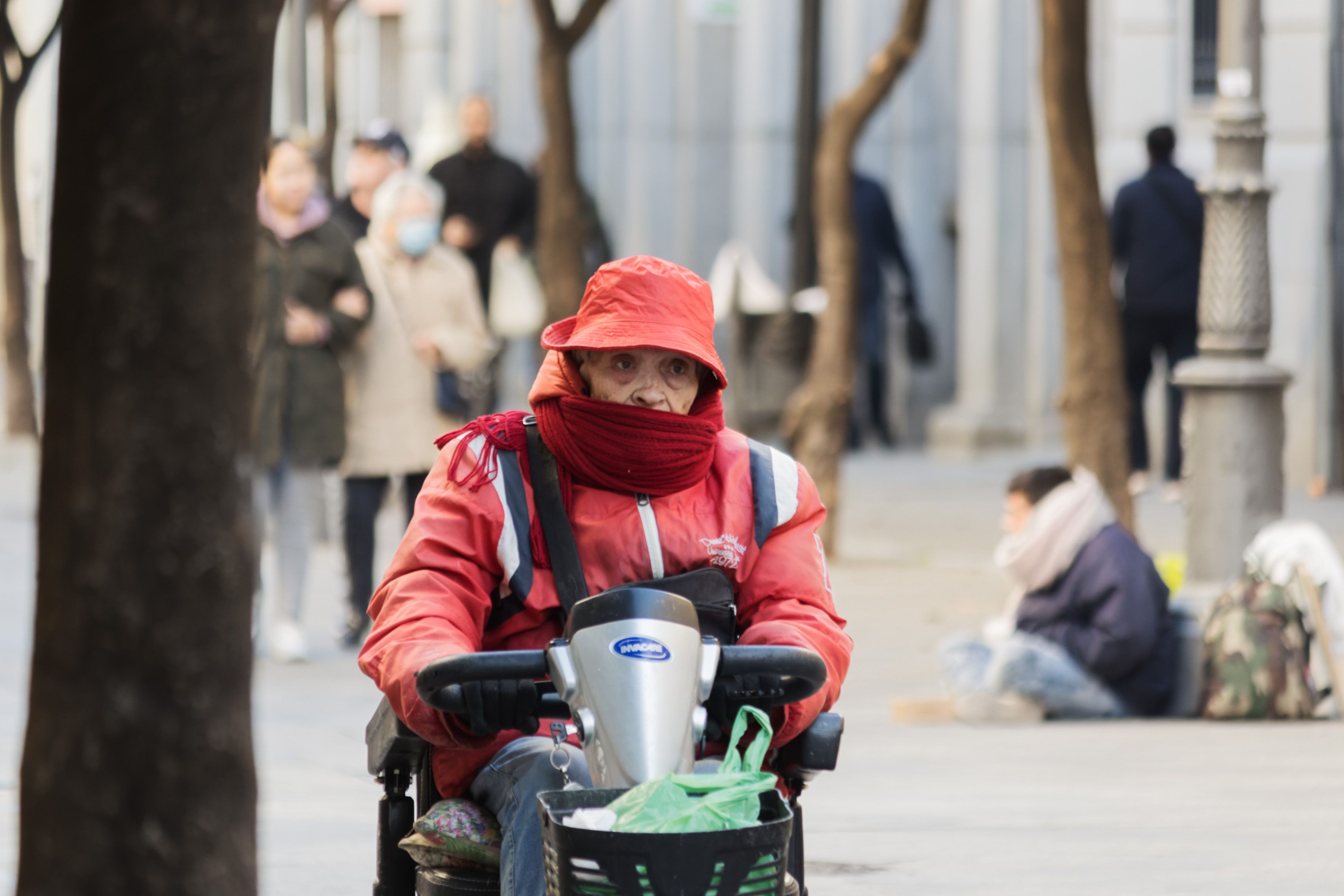 Una mujer, abrigada para combatir el frío.