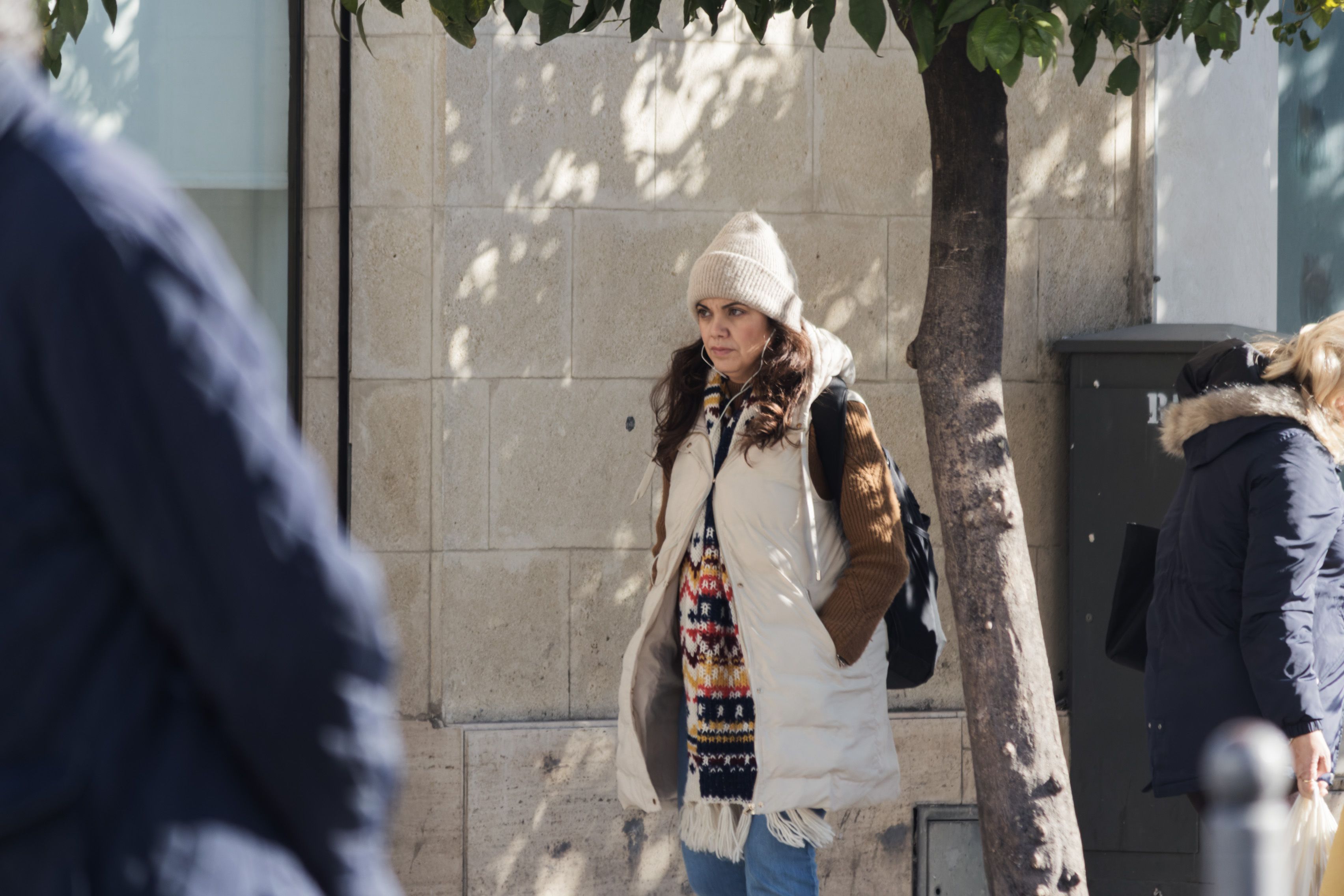 Una mujer bien abrigada cruza una calle de Jerez, en plena ola de frío.