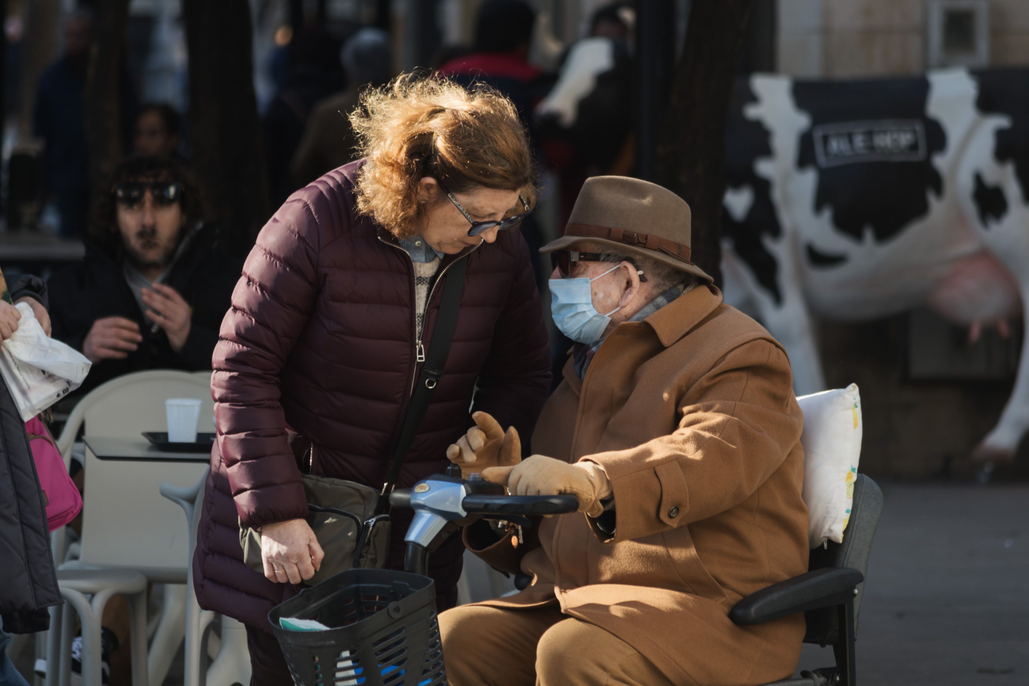 Dos personas bien abrigadas en Jerez estos días. Dos personas bien abrigadas en Jerez estos días.