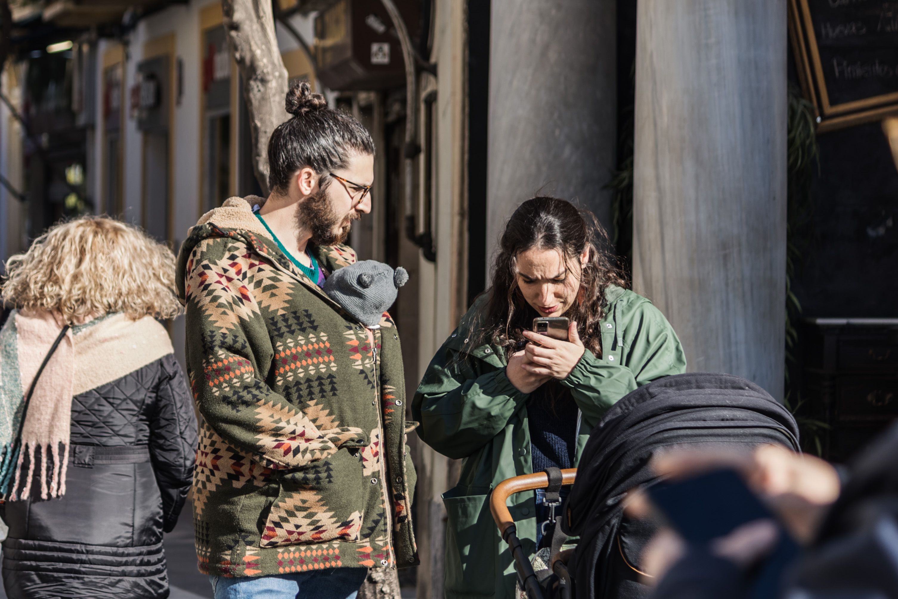 Personas abrigadas en un pueblo andaluz en una imagen reciente. 