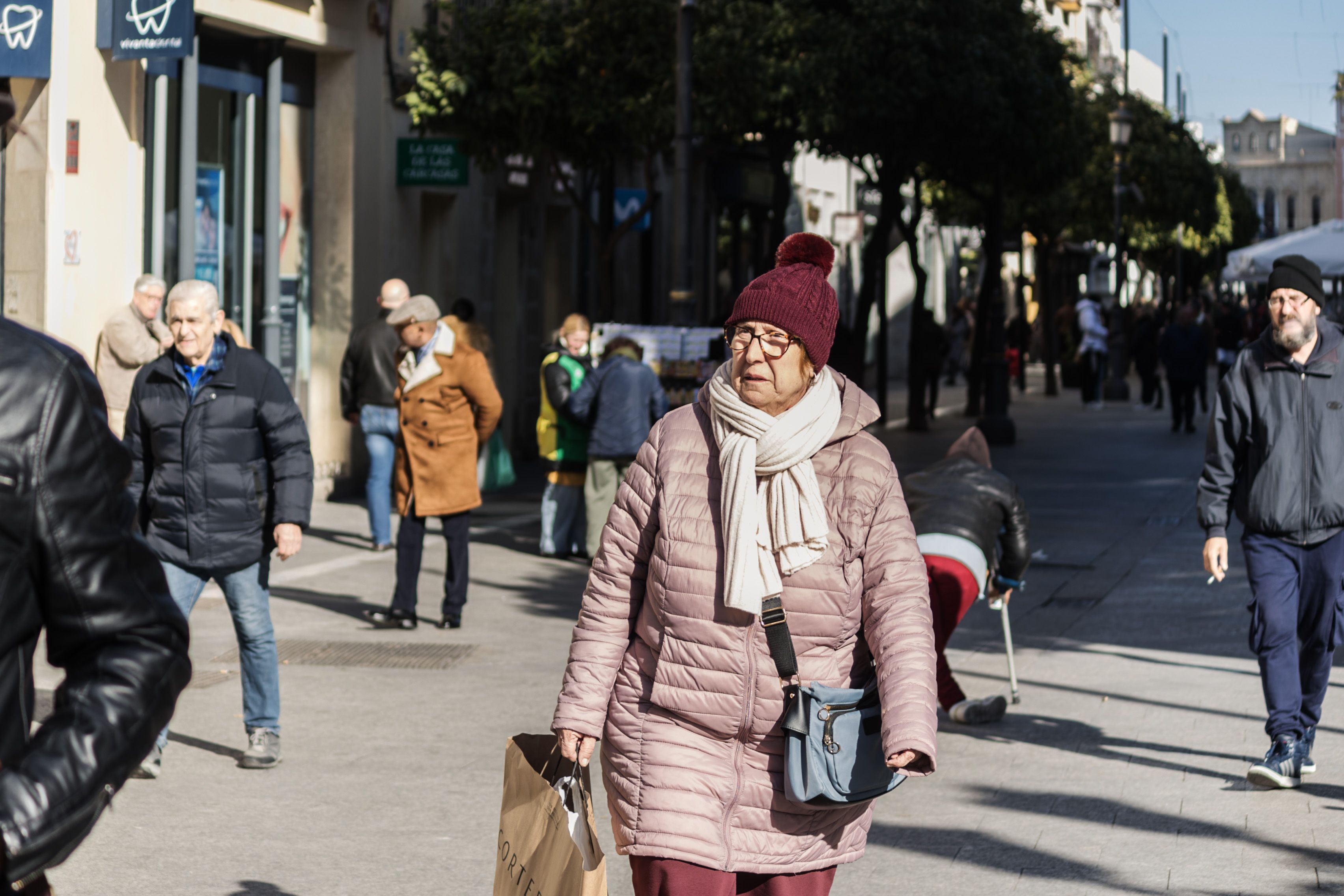 Imagen de archivo de gente abrigada en el centro de Jerez.