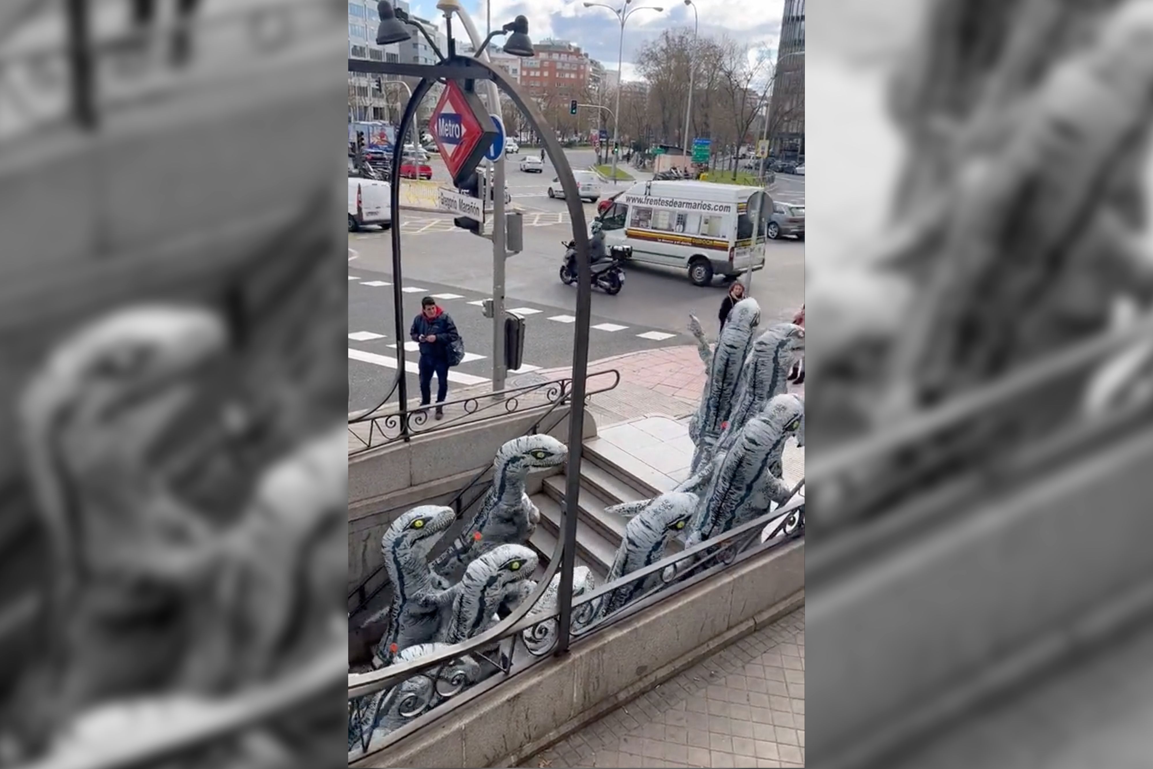 Un grupo de personas disfrazadas de dinosaurios por las calles de Madrid.