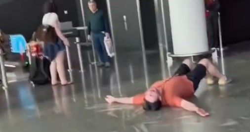 El hombre roto de dolor en el aeropuerto. 