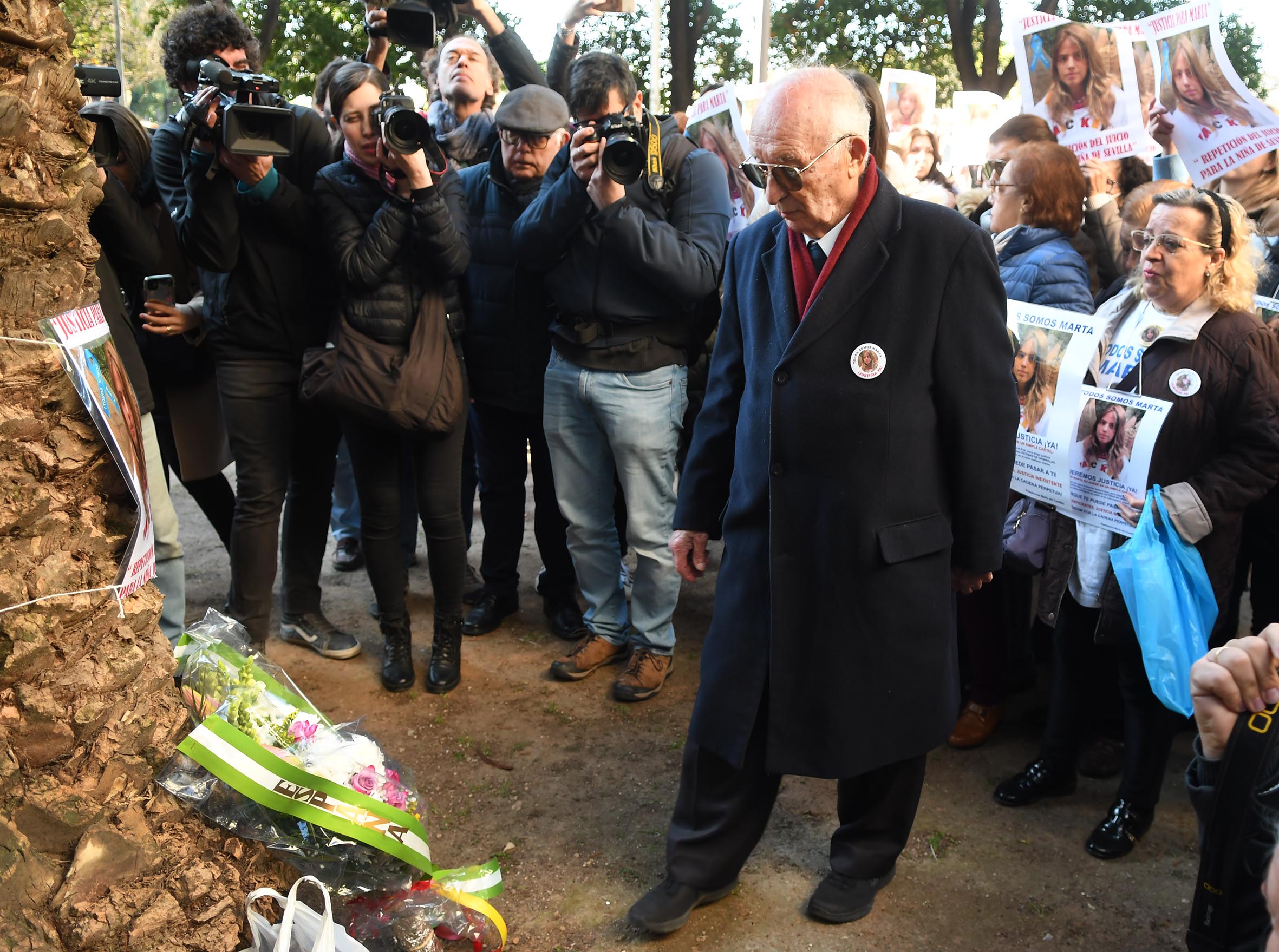 José Antonio Casanueva, abuelo de Marta del Castillo, tras depositar las flores. José Antonio Casanueva, abuelo de Marta del Castillo, tras depositar las flores.