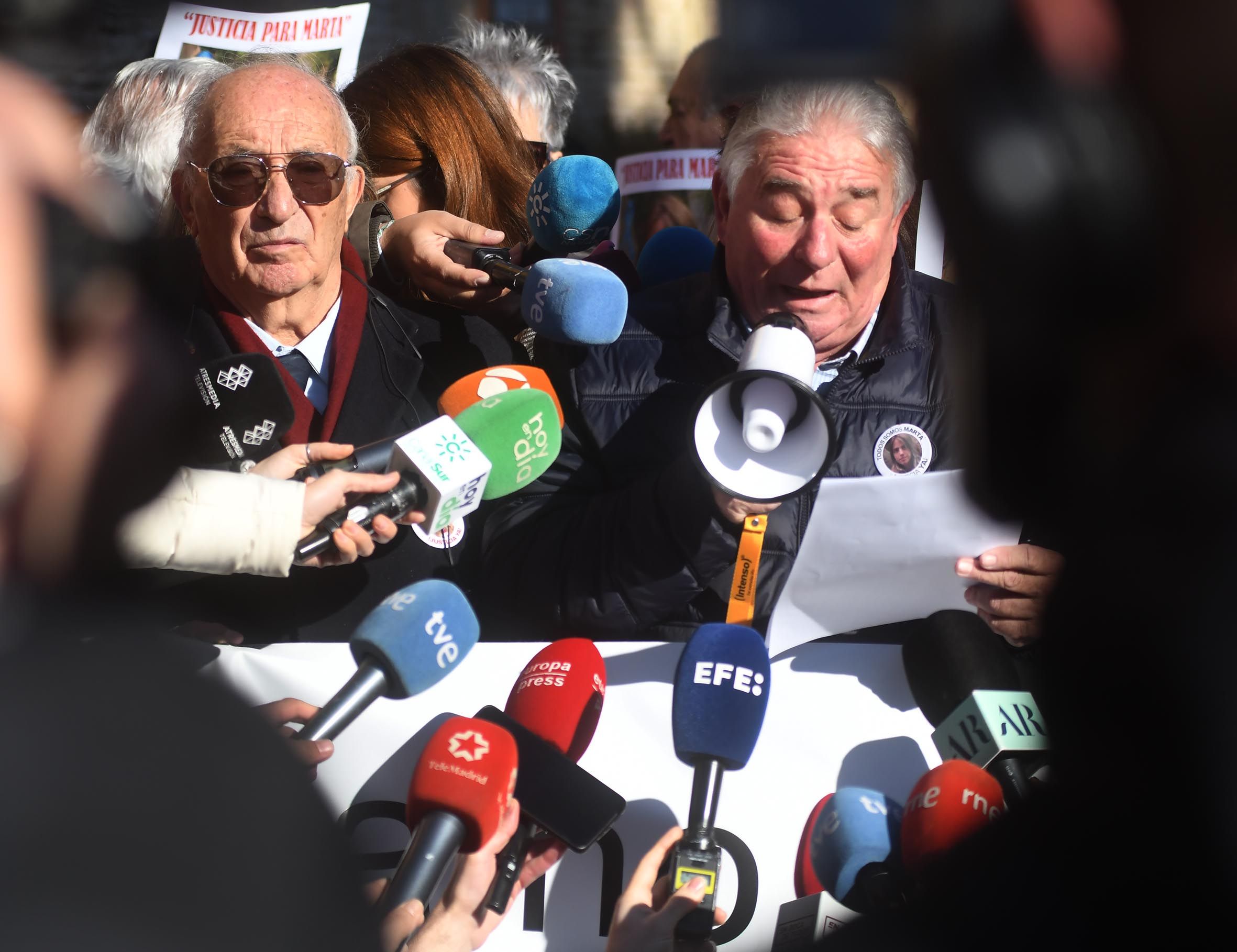 José Luis, con el megáfono, junto al abuelo de Marta del Castillo.