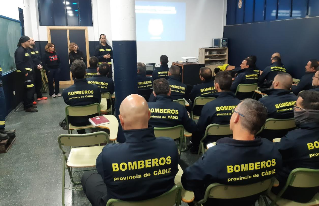 Bomberos durante el primer curso de intervención ante tentativas de suicidio que se está impartiendo en Jerez.