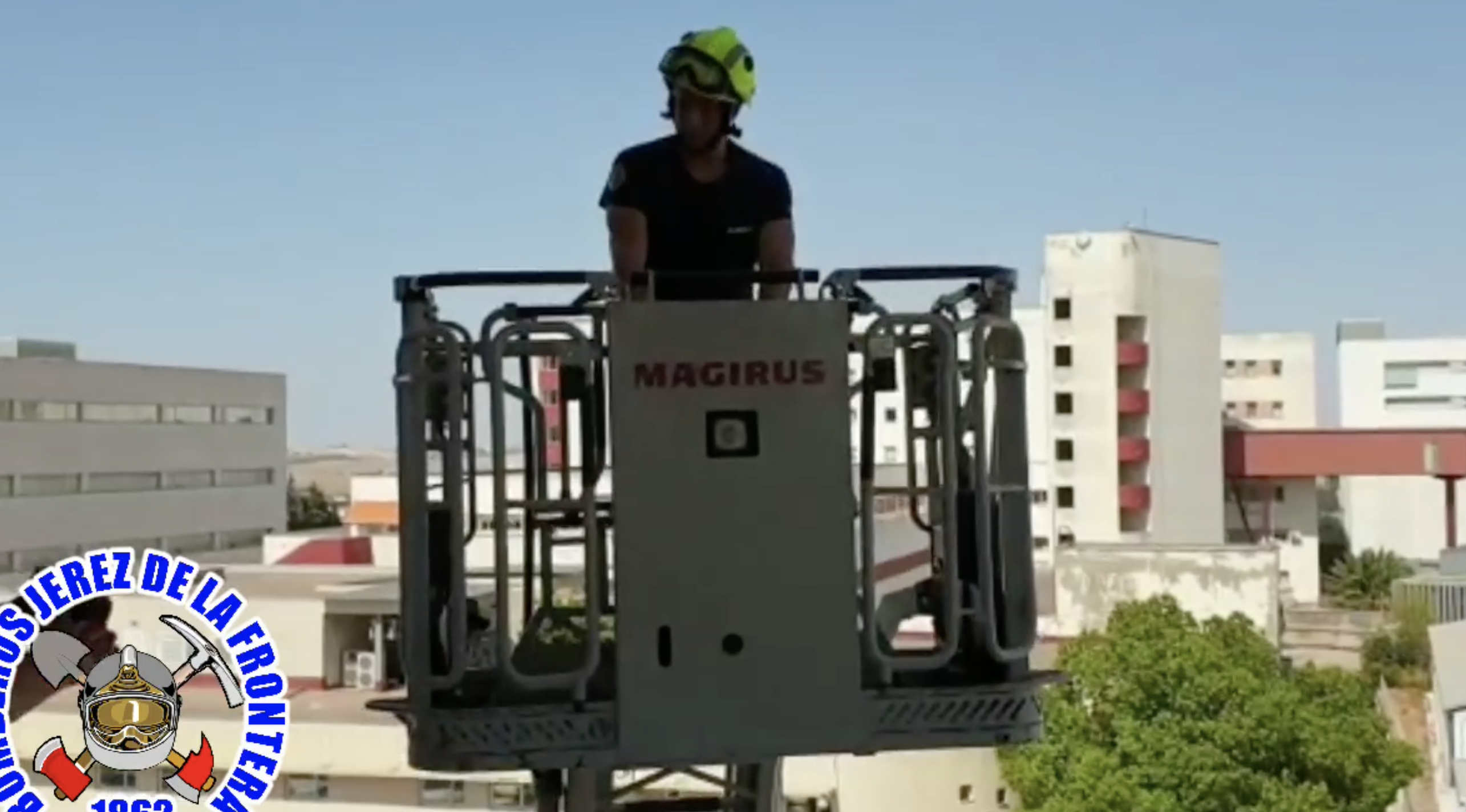 Un efectivo de Bomberos de Jerez en el momento de la intervención.