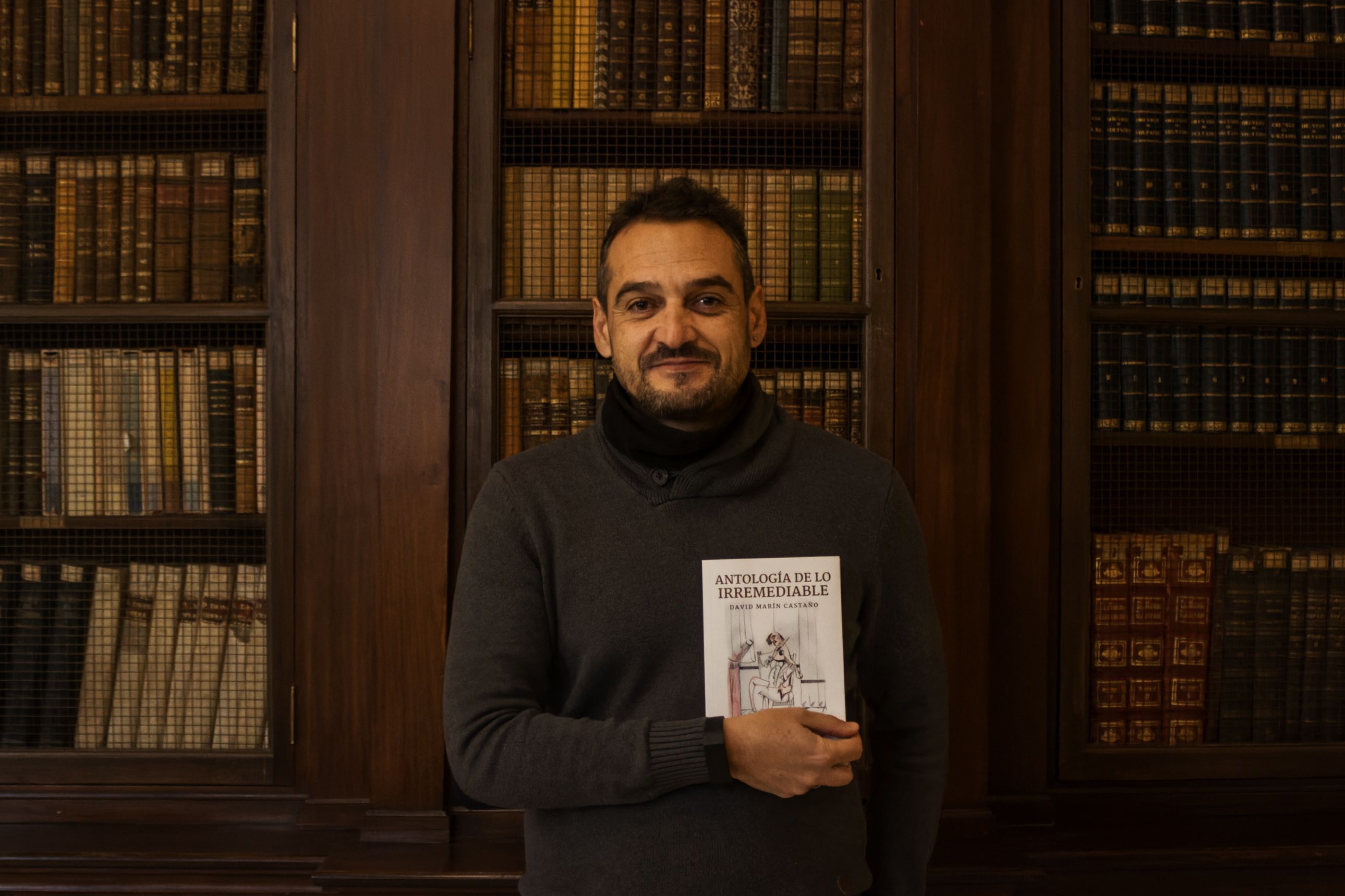 David Marín con su nuevo poemario 'Antología de lo irremediable'.