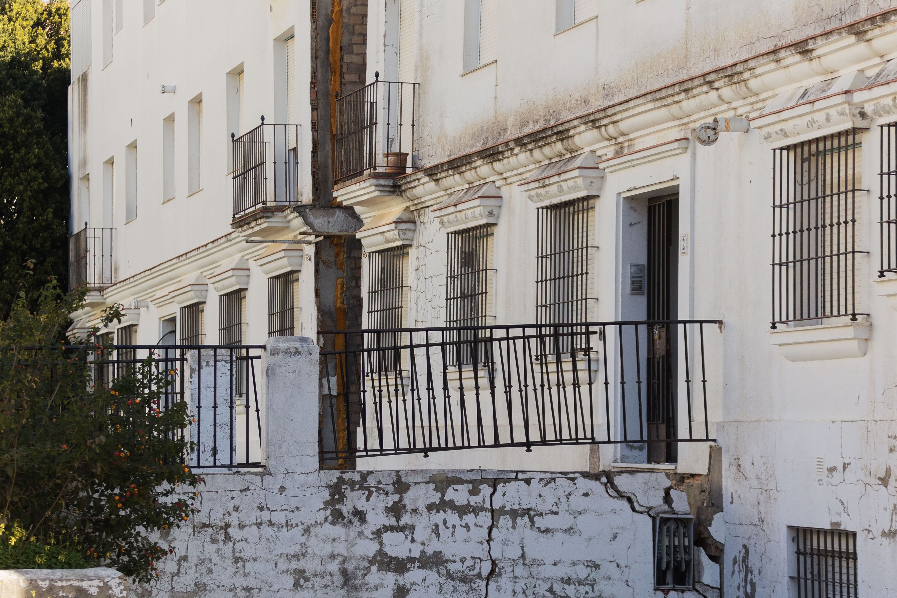 Edificios declarados en ruinas en la barriada La Verbena de Arcos.