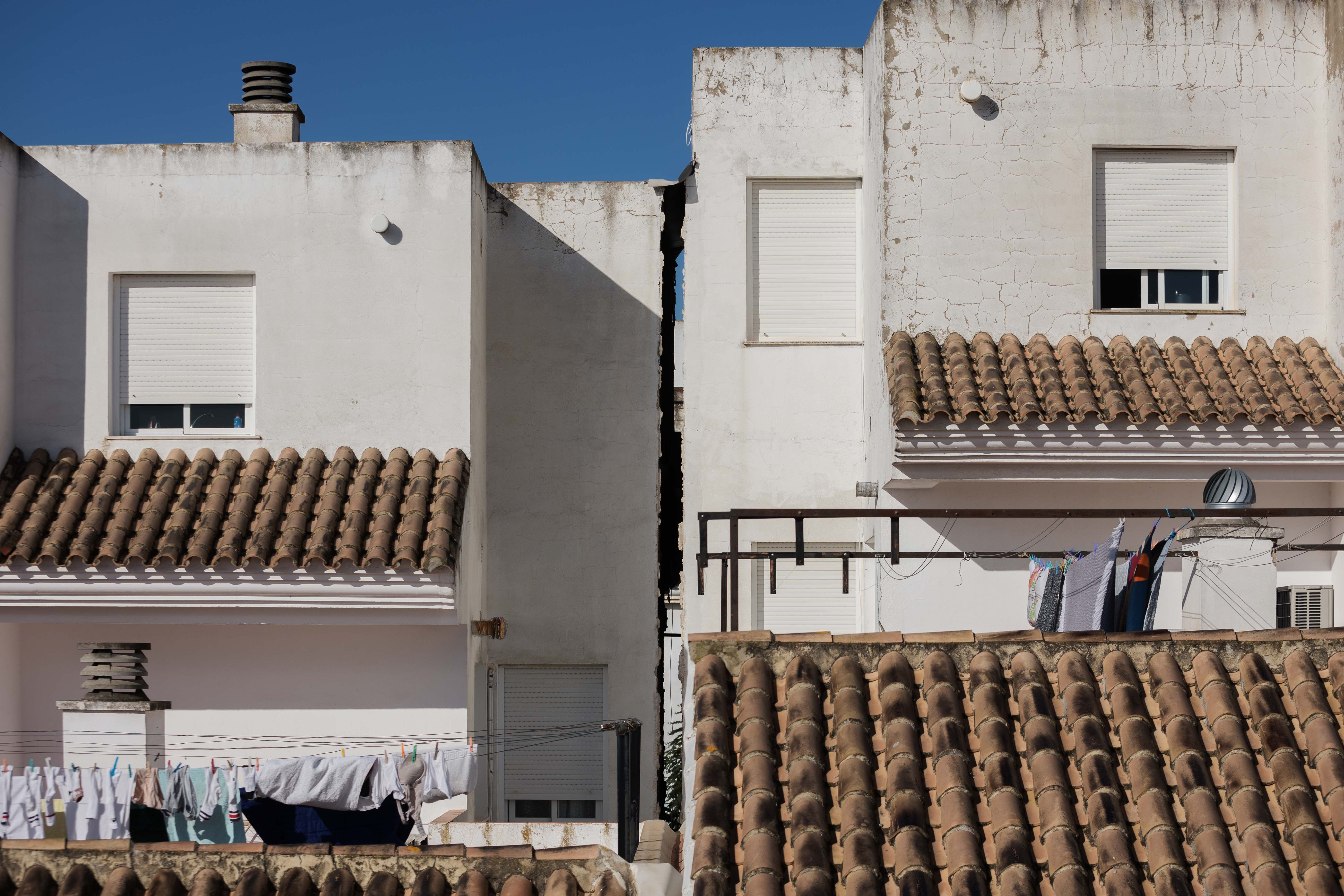 Una de las grietas de los edificio de la barriada de La Verbena en Arcos.