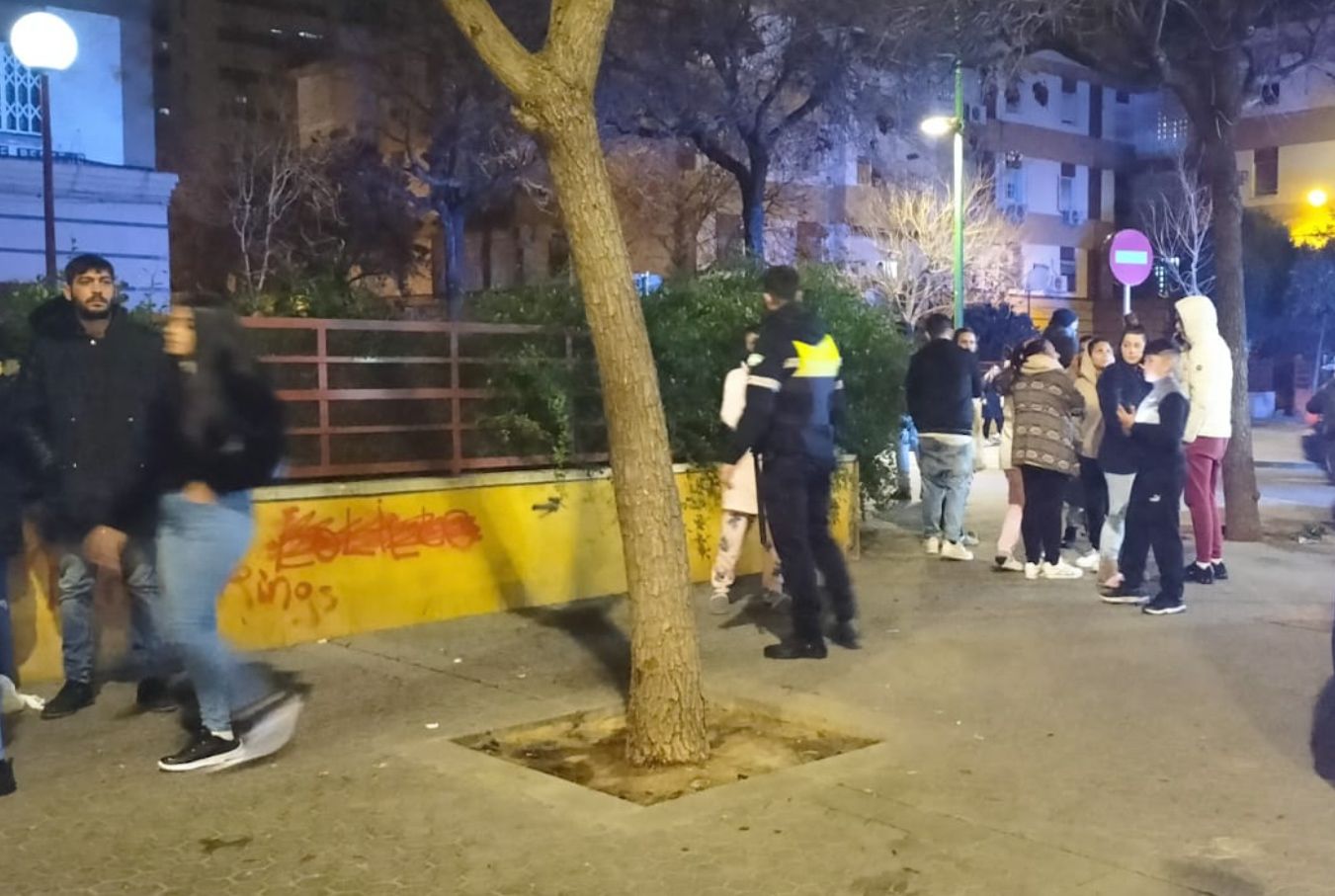 Vecinos desalojados por el incendio en Sevilla.